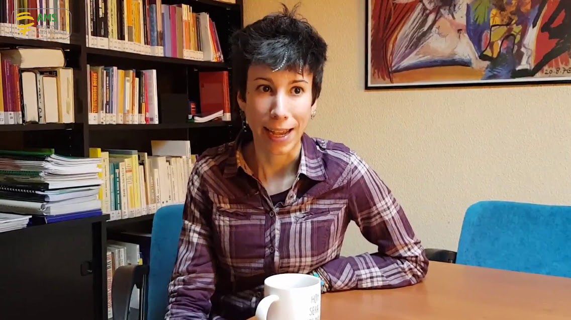 Mónica Alario imparte una charla en Monzón.