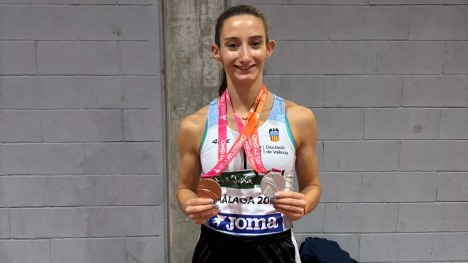 Elena Guiu y sus medallas de plata y bronce en Málaga.