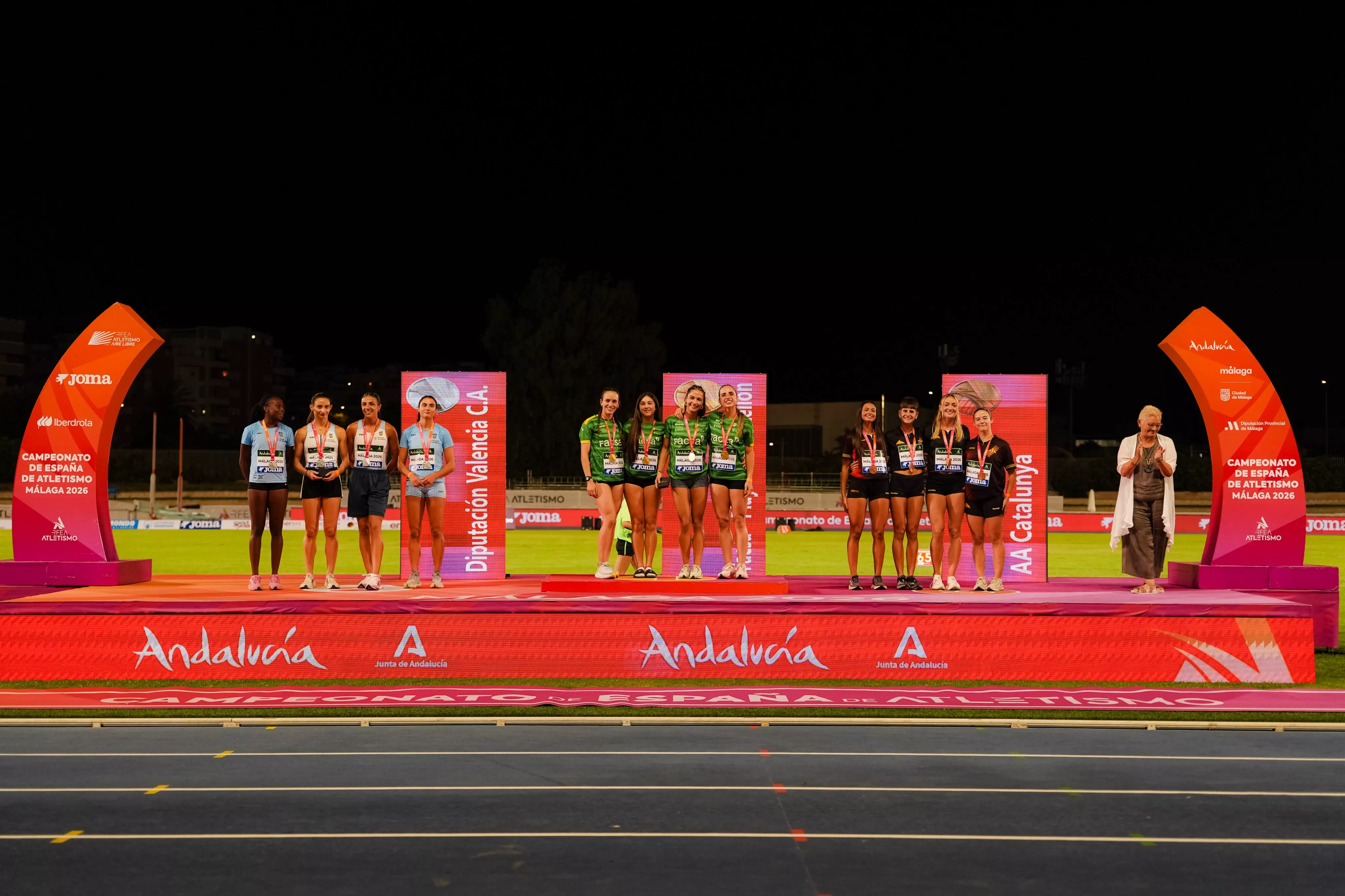 Podio del 4x100 con el Valencia de Elena Guiu subcampeón. Foto RFEA