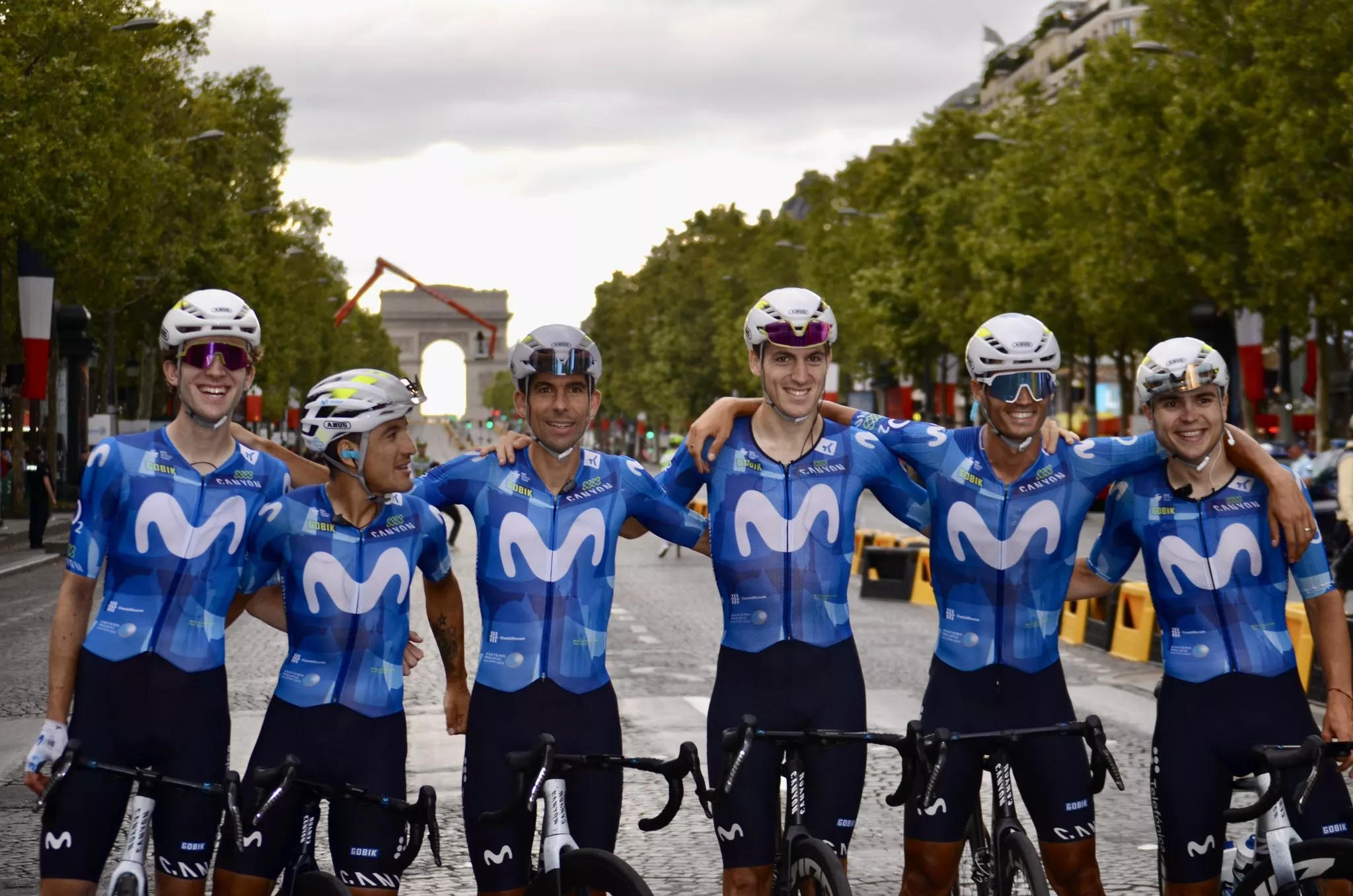 Castrillo, el tercero por la derecha, junto a sus compañeros tras cruzar la meta en París este pasado domingo. Foto: Movistar Team