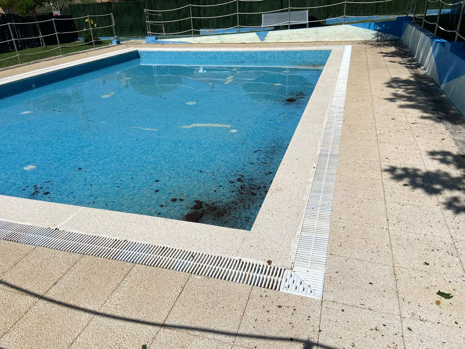 Las piscinas de Almudévar han sufrido un sabotaje con estiércol.
