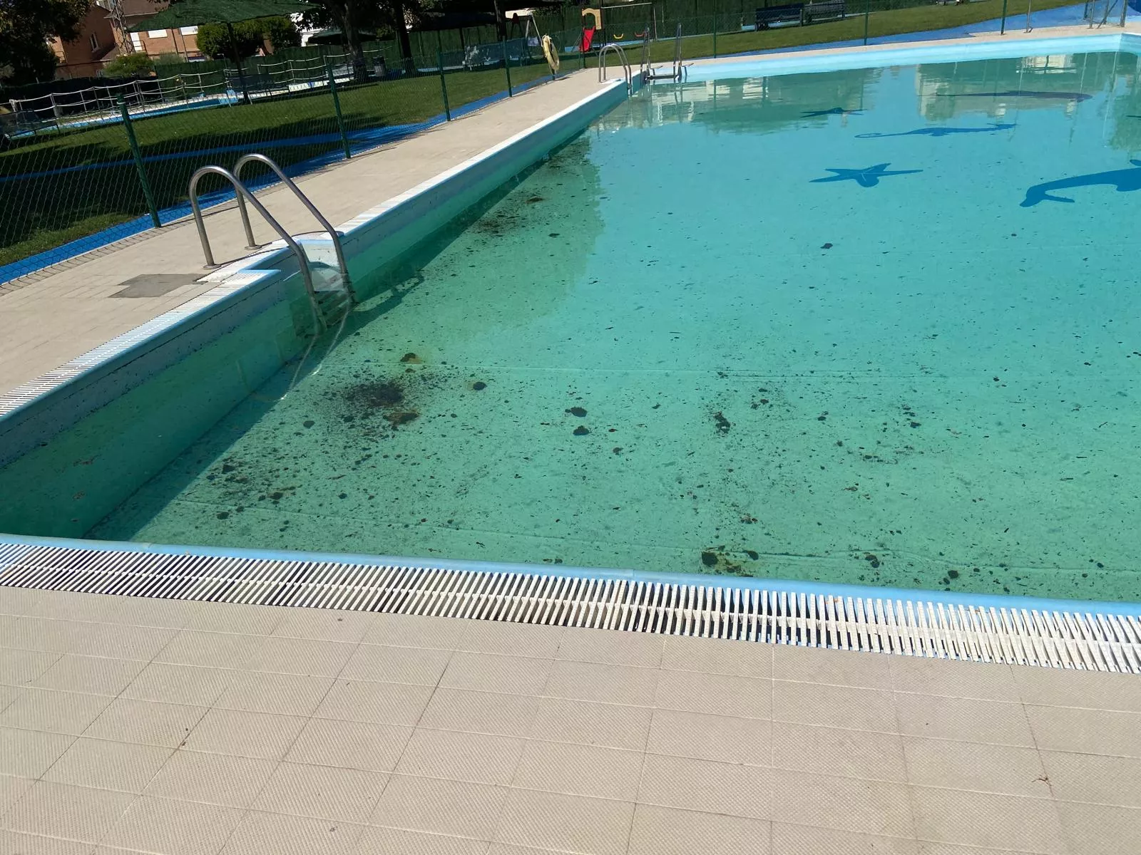 Las piscinas de Almudévar han sufrido un sabotaje con estiércol.