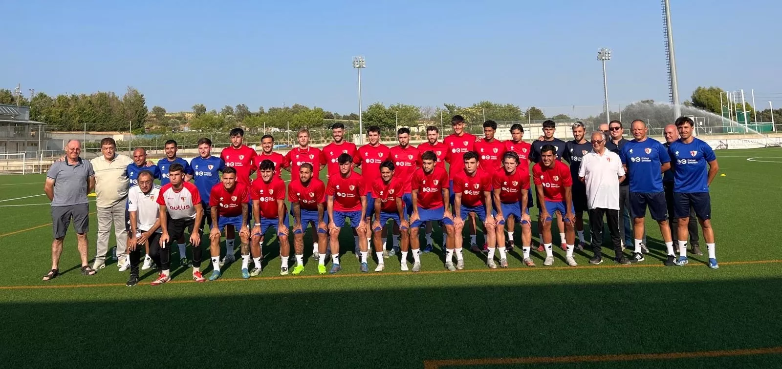 Plantilla y cuerpo técnico, este domingo en la primera sesión de entrenamiento. Foto: UD Barbastro