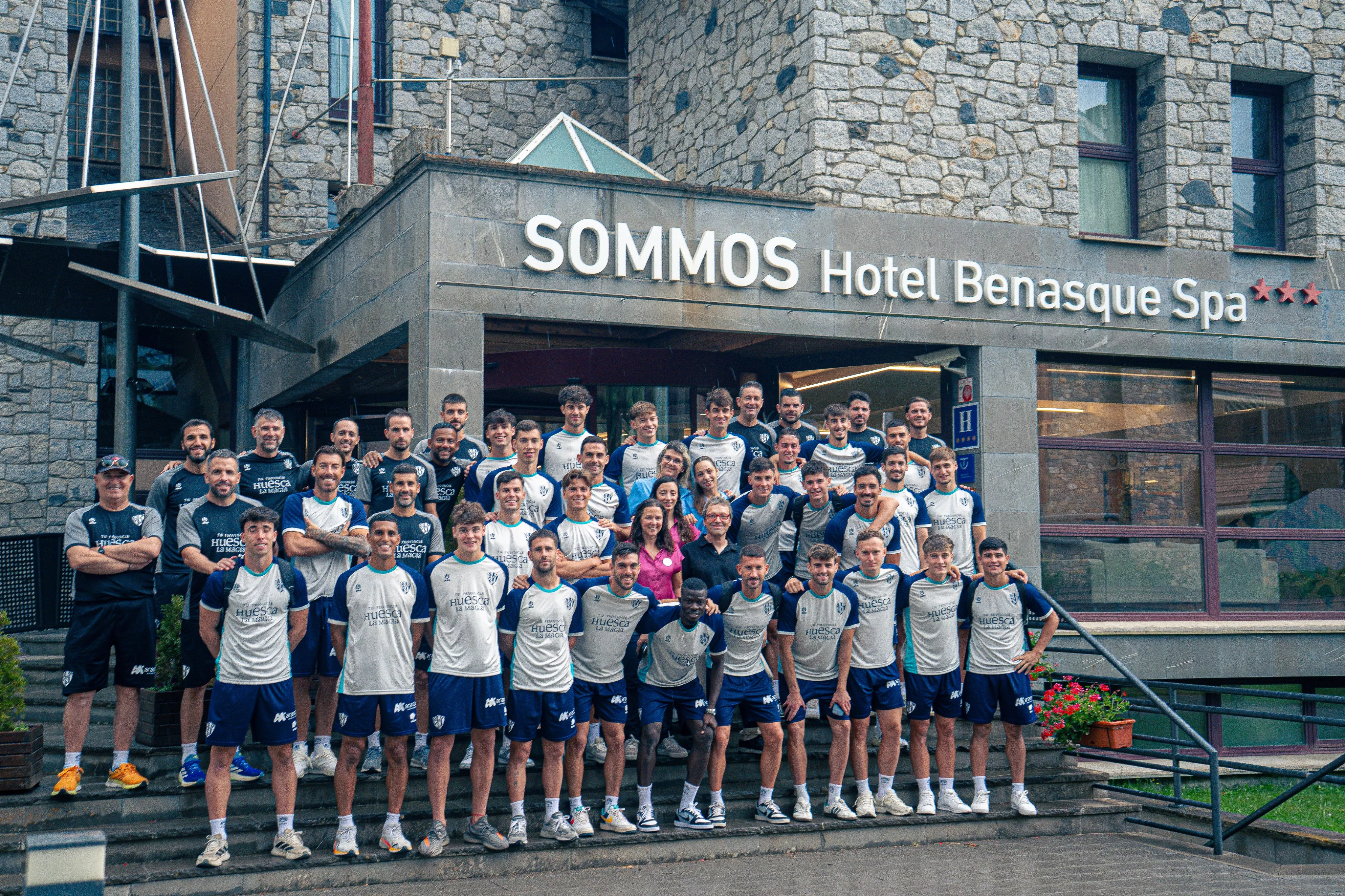 Plantilla del Huesca junto al Sommos Hotel de Benasque. Foto: SD Huesca