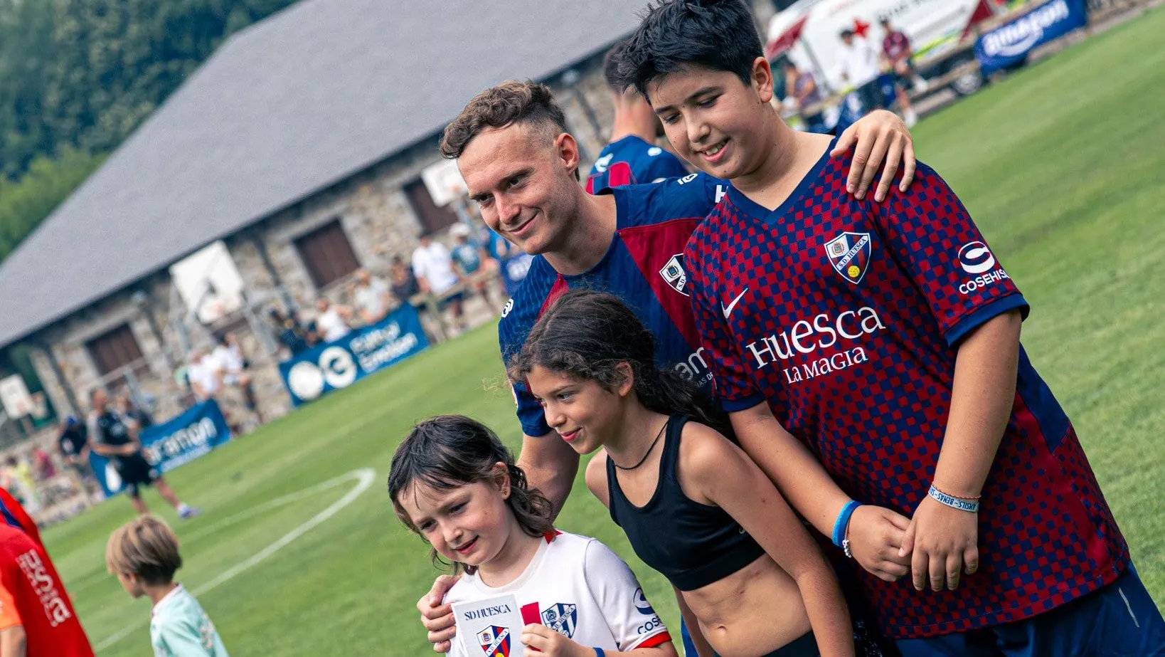 Tresaco se fotografía con jóvenes aficionados. El Huesca ya cuenta con más de 5.300 abonados. Foto: SD Huesca