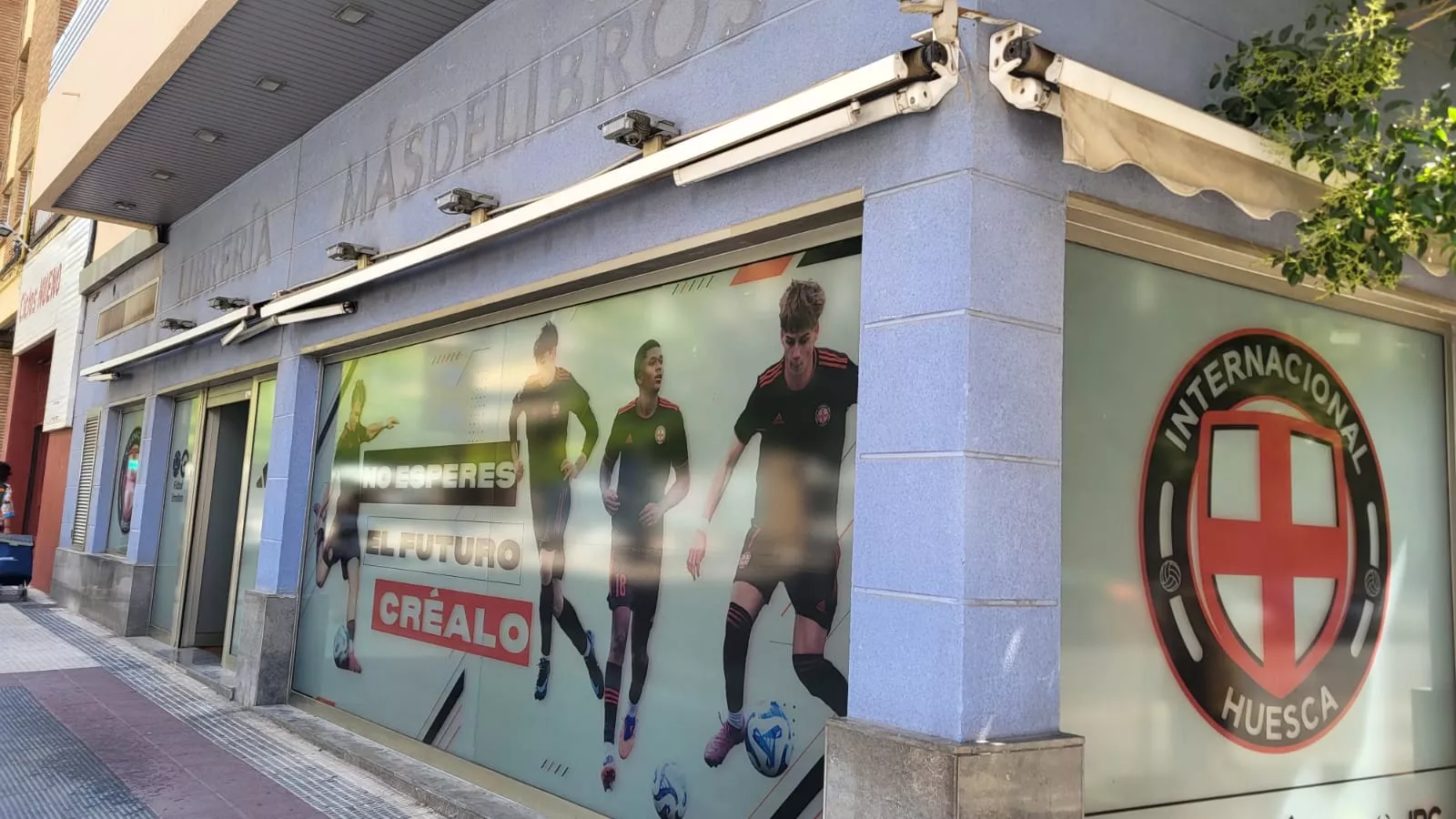 La Escuela de Fútbol Huesca cambia de ubicación para trasladarse al antiguo local de Másdelibros 