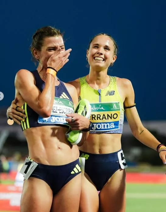 Irene Sánchez-Escribano junto con Marta Serrano tras la final de obstáculos.