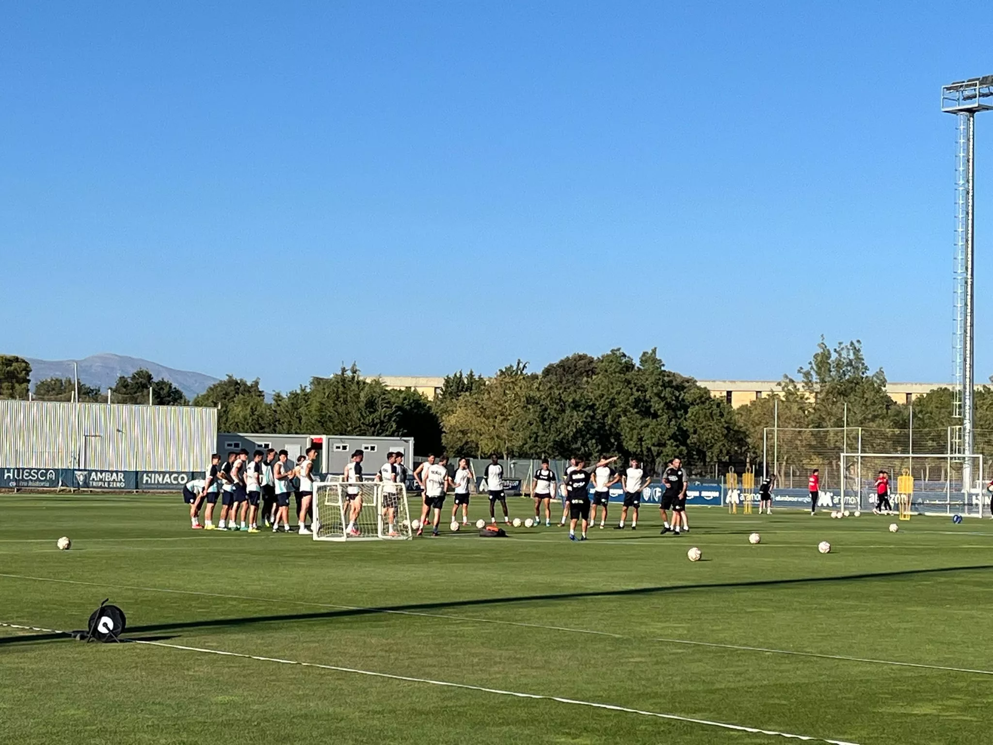 Entrenamiento vespertino del Huesca este lunes. Foto: Adri Mora