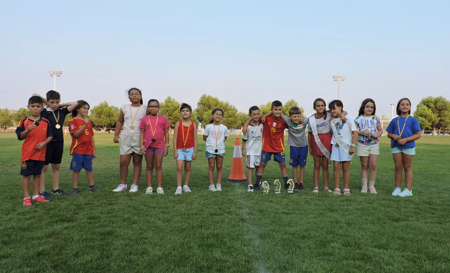 18 Trofeos y medallas de 1º, 2º y 3º de Primaria