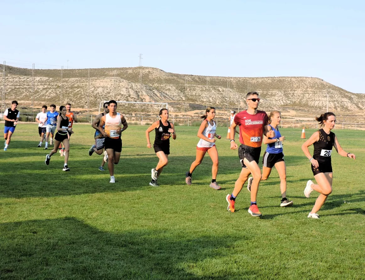 10 Grupo perseguidor con las participantes femeninas