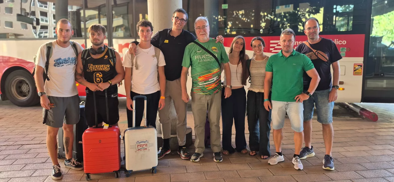 Berti, con los pocos expedicionarios que terminaron el viaje en Huesca al regreso de Málaga.