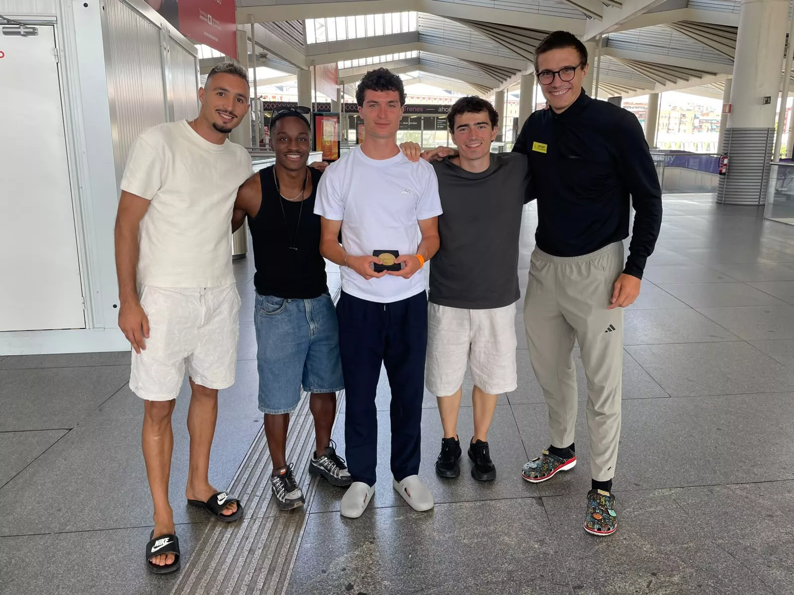 Salgado con su medalla, junto a Dair, Eliezer, Abadías e Iguacel.