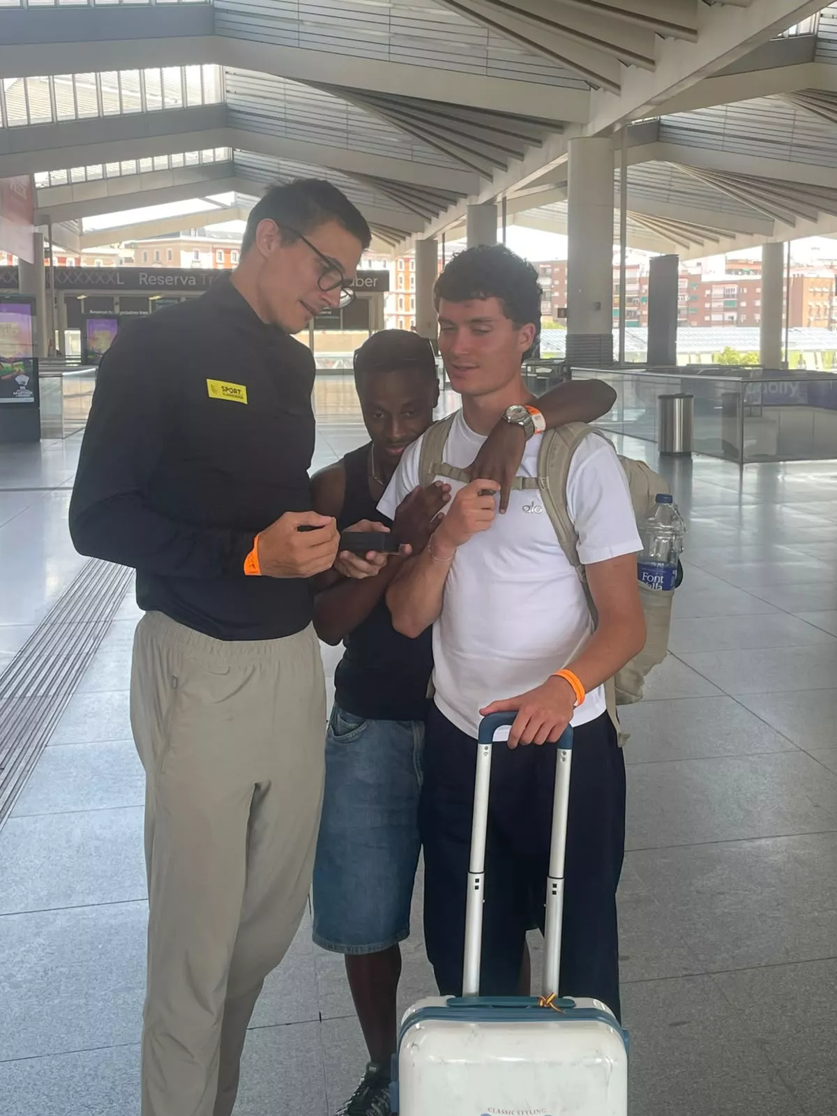Iguacel y Eliezer sorprenden a Alex Salgado para entregarle la medalla de oro.