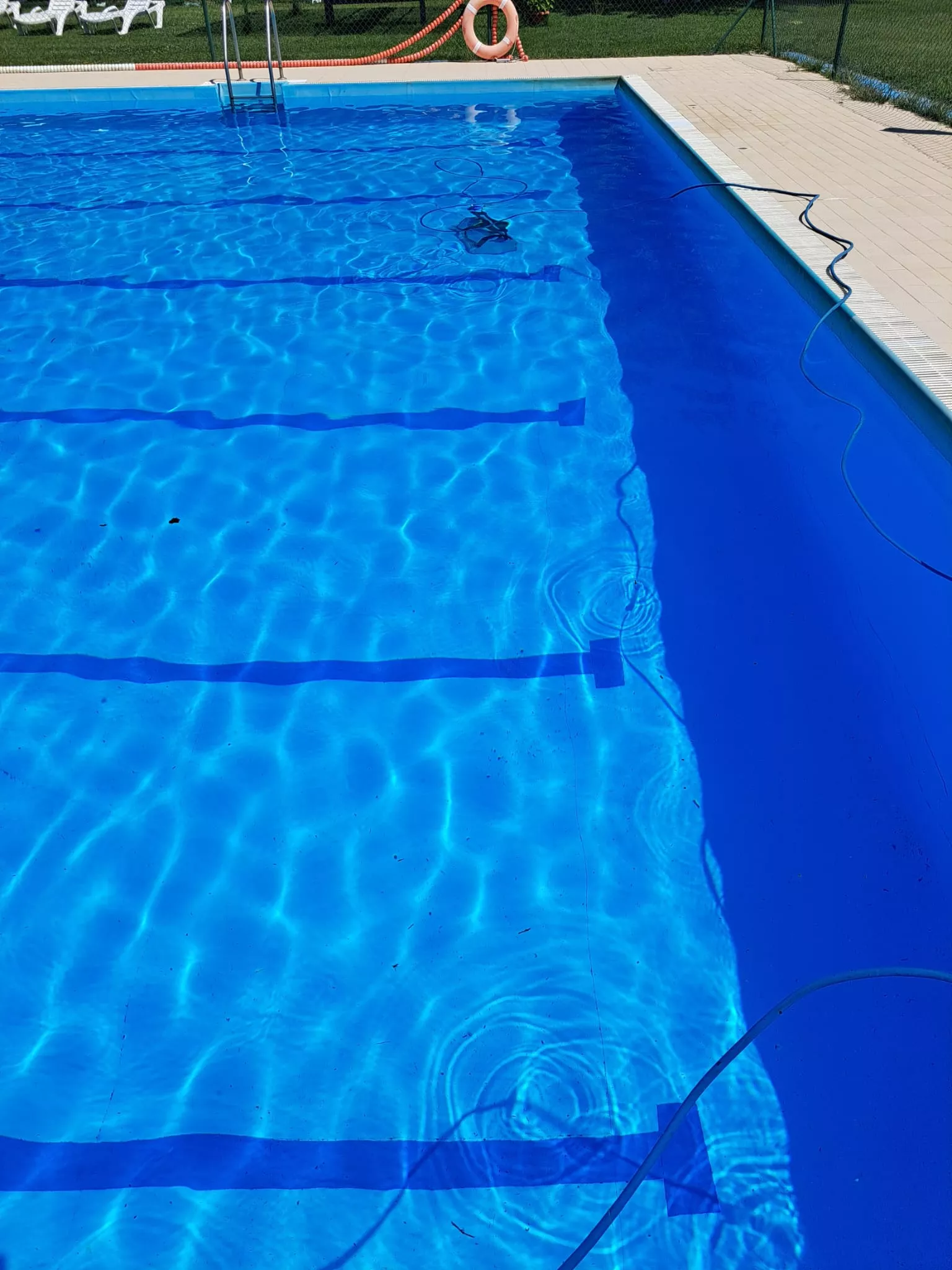Gracias al magnífico trabajo de los operarios, las piscinas de Almudévar quedaron limpias en tan sólo unas horas.