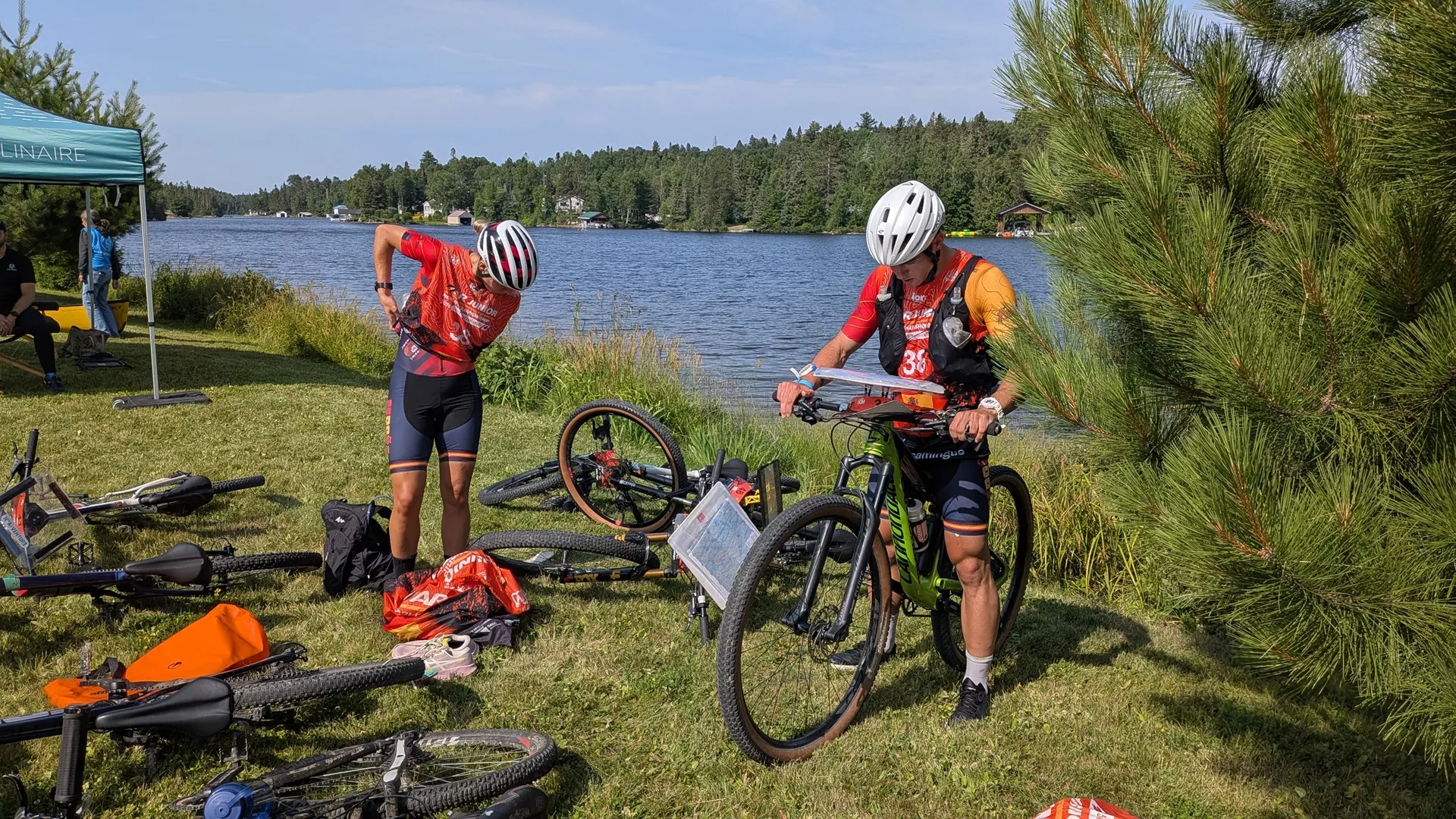 Daniel y Nerea en una transición de canoa a BTT