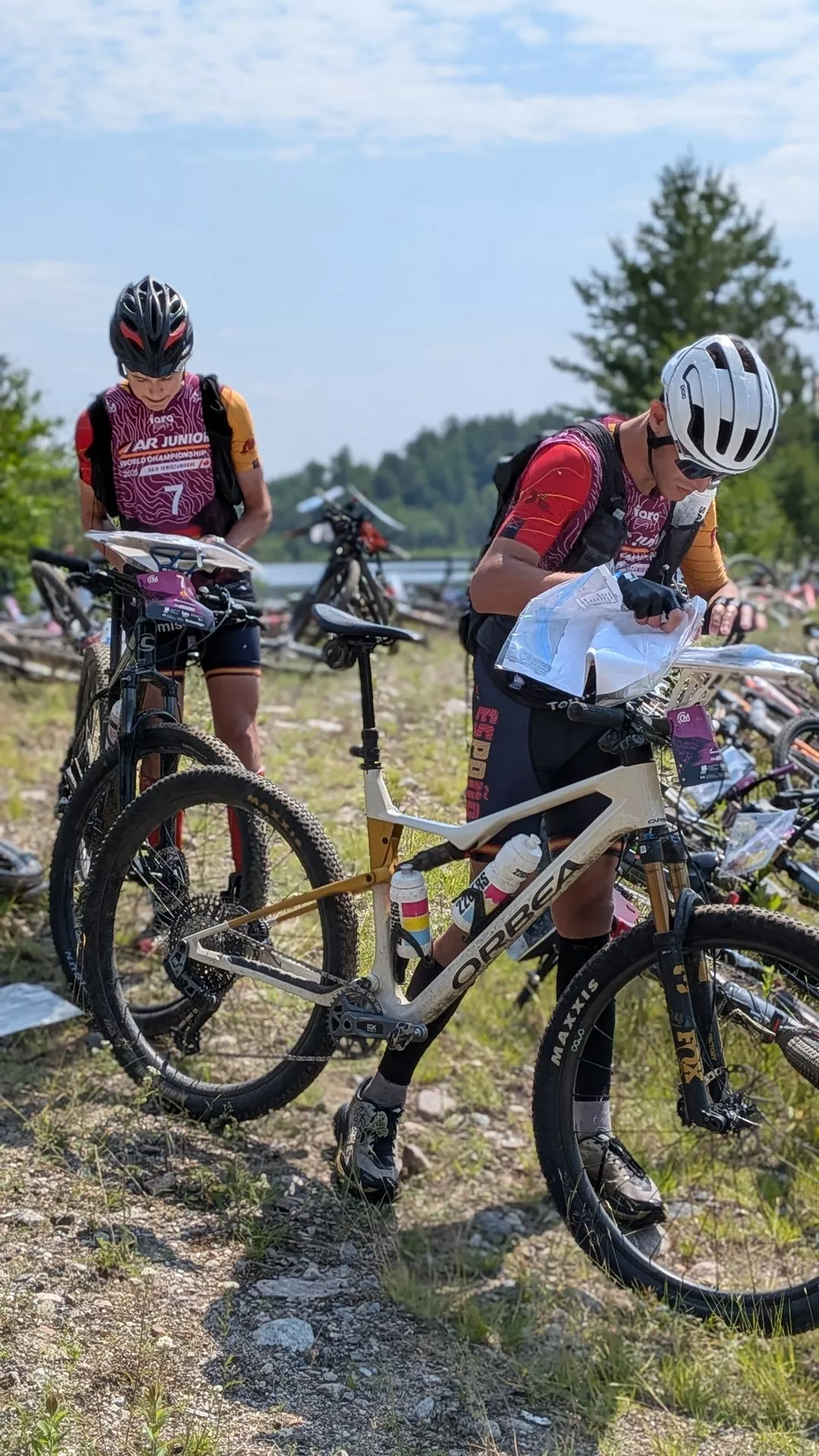 Joan y Ekain en una transición a BTT