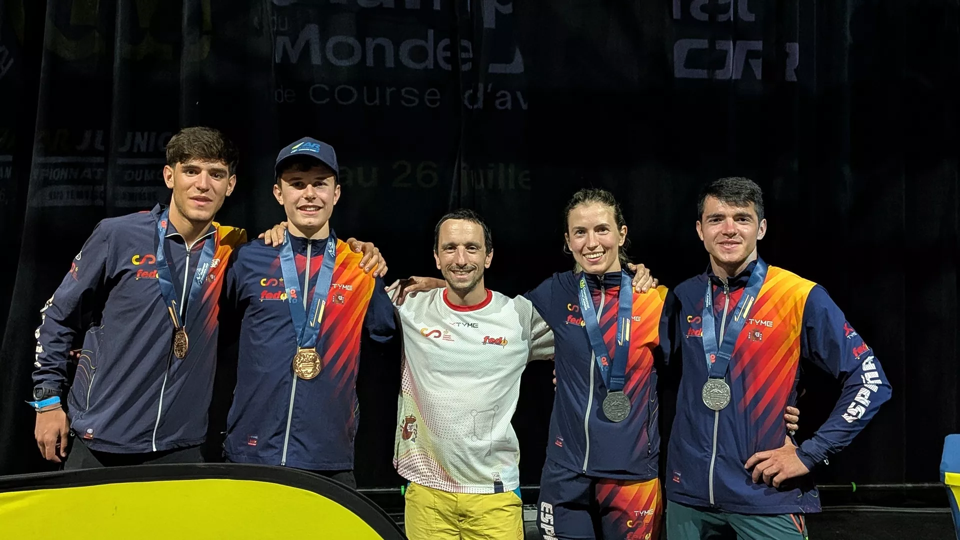 Los dos equipos con el entrenador Jorge García y sus medallas