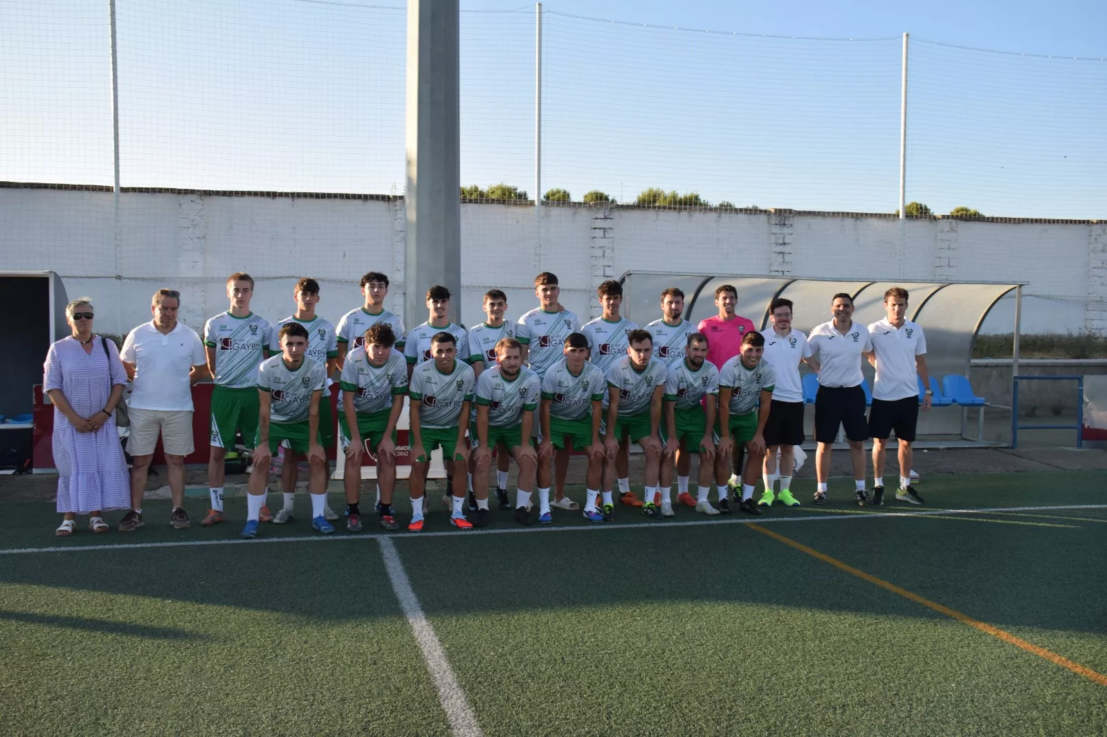 Plantilla y cuerpo técnico del Peñas Oscenses en el primer entrenamiento. Foto: Carlos Lacampa