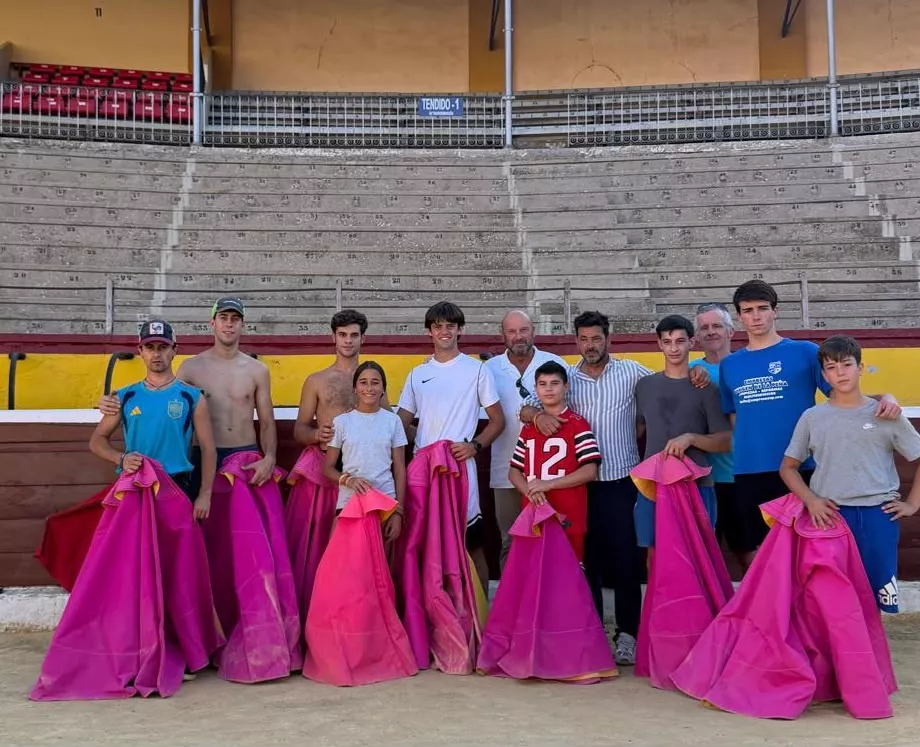 Cristiano Torres se acerca a la Escuela Taurina Oscense antes de su tarde en Huesca