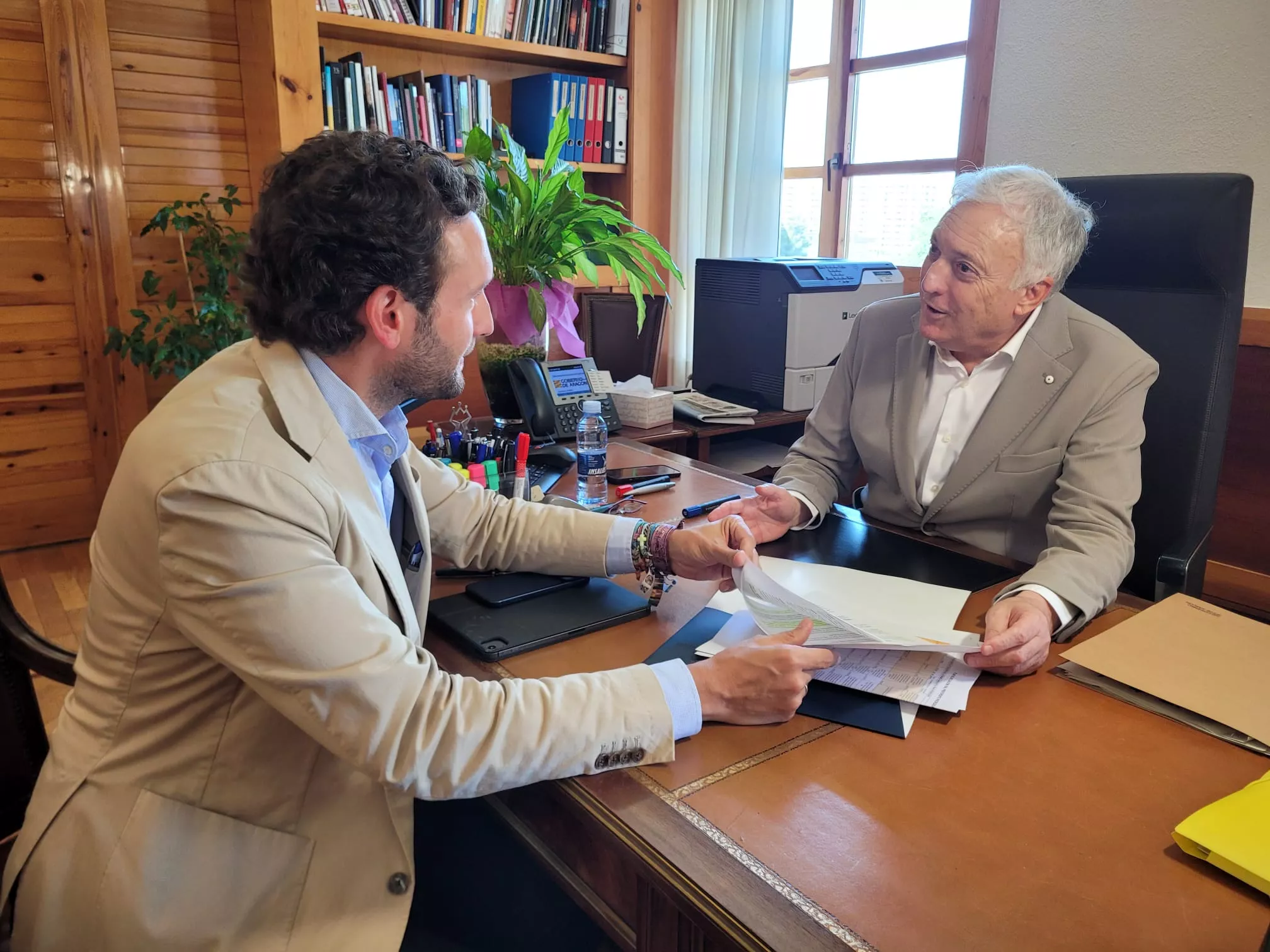 Reunión de Isaac Claver y Octavio López para tratar sobre el corte de la A-132.