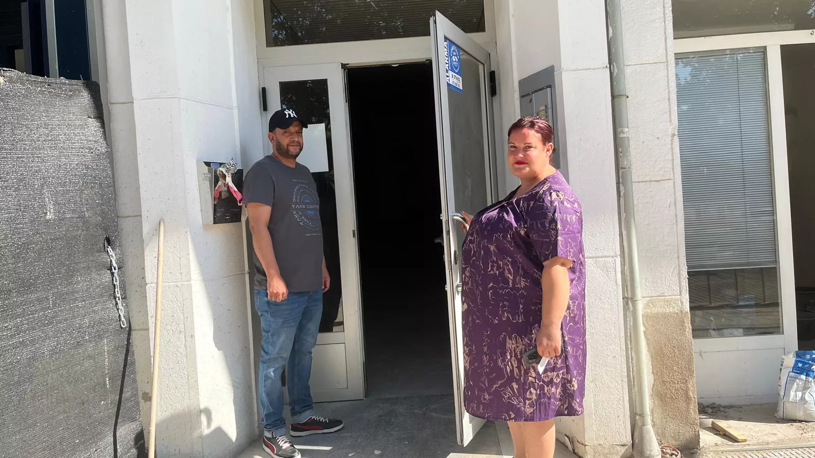 Natalia Cavero y su pareja entran por primera vez tras ocho meses en el portal del bloque 3 de Santa Clara. Foto Mercedes Manterola