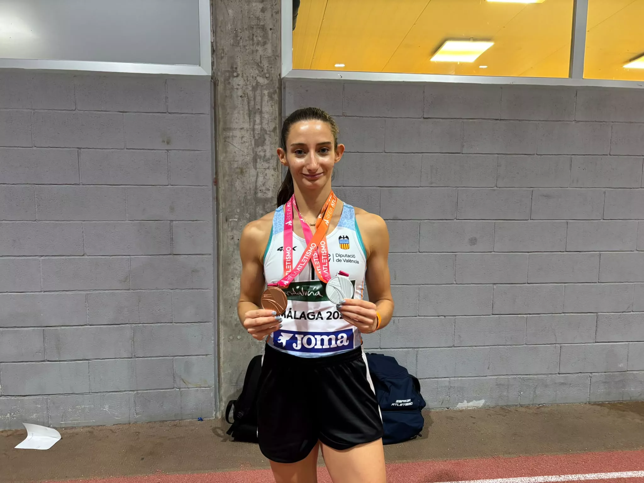 Elena Guiu y las dos medallas logradas en Málaga.