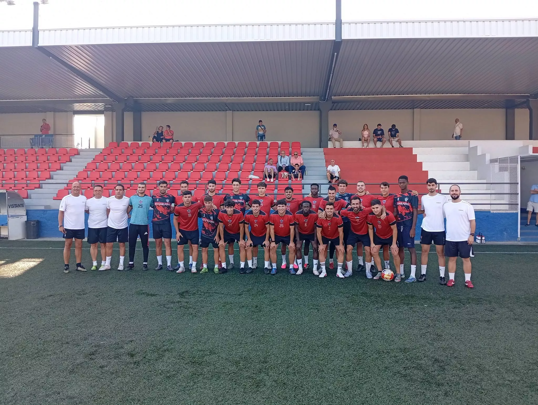 Cuerpo técnico y plantilla del Monzón en el primer entrenamiento. Foto: Onda Cero Cinca