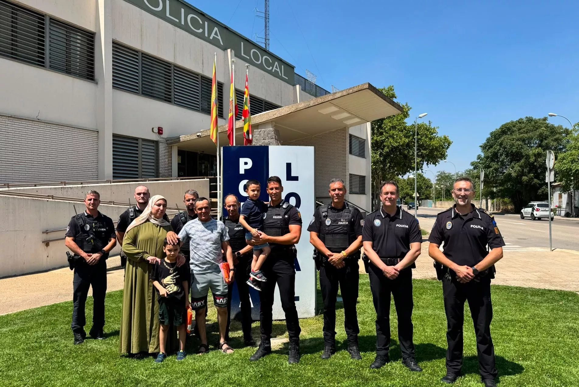 Emotivo reencuentro entre el niño rescatado en el Parque Universidad y los policías que le salvaron la vida.