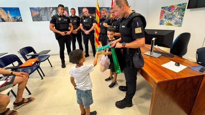 El niño ha recibido un regalo por parte de los agentes de la Policía Local.