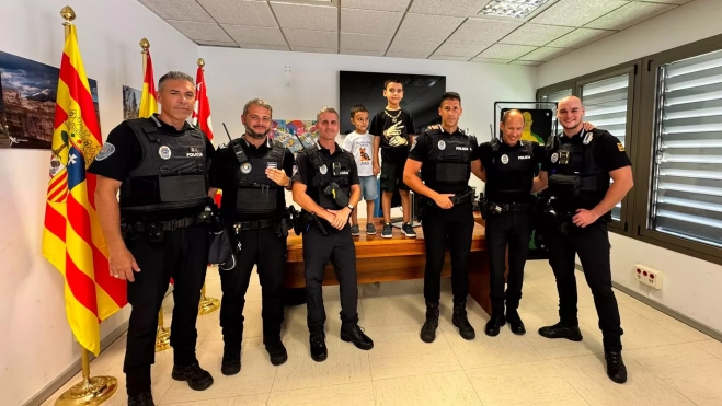 Visita del niño que fue reanimado a las dependencias de la Policía Local.