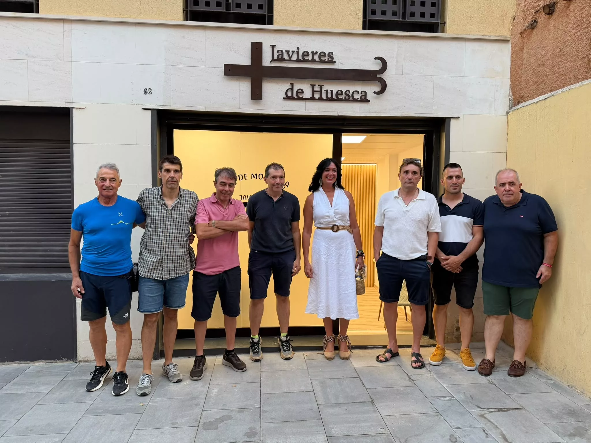 Lorena Orduna con la directiva del Club de Montaña Javieres