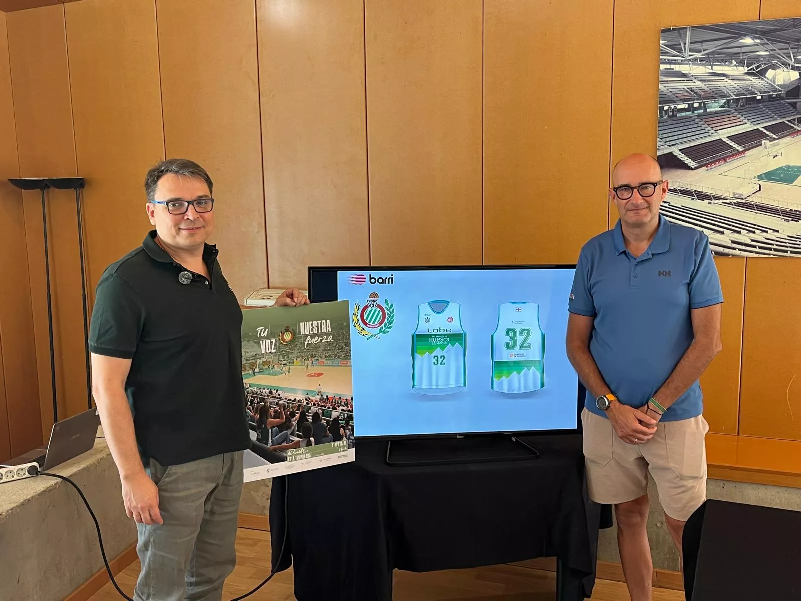 Eduardo López, junto a Javier, en la presentación de la campaña. "Tu voz, nuestra fuerza": la campaña de abonados de Lobe Huesca que ensalza a la afición. Foto: Adri Mora
