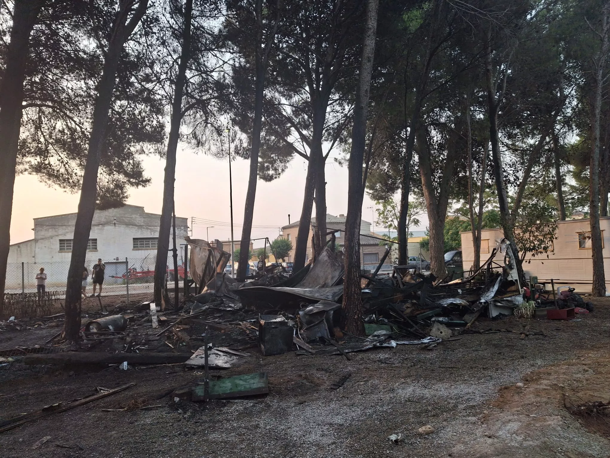 Un incendio en el camping de El Temple obliga a desalojar a unas 70 personas y calcina varias instalaciones.
