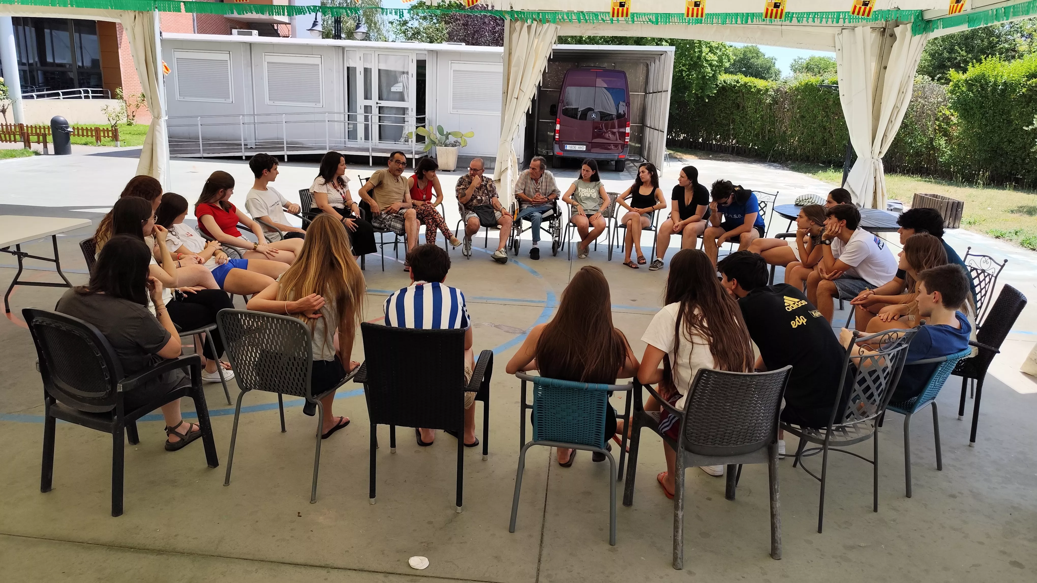 Jóvenes vascos de San Sebastián de veraneo con los residentes de la Cruz Blanca