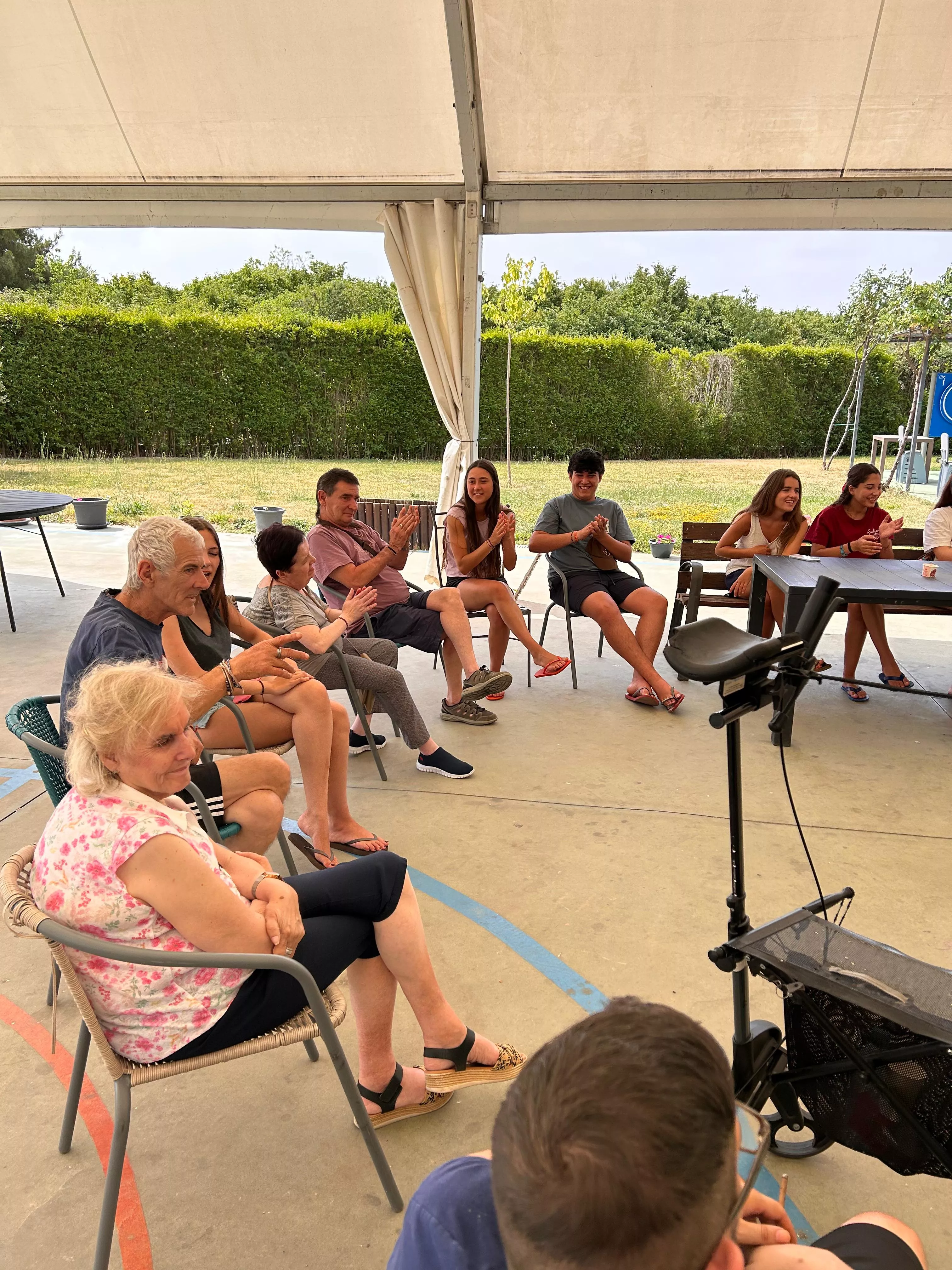 Jóvenes vascos de San Sebastián de veraneo con los residentes de la Cruz Blanca