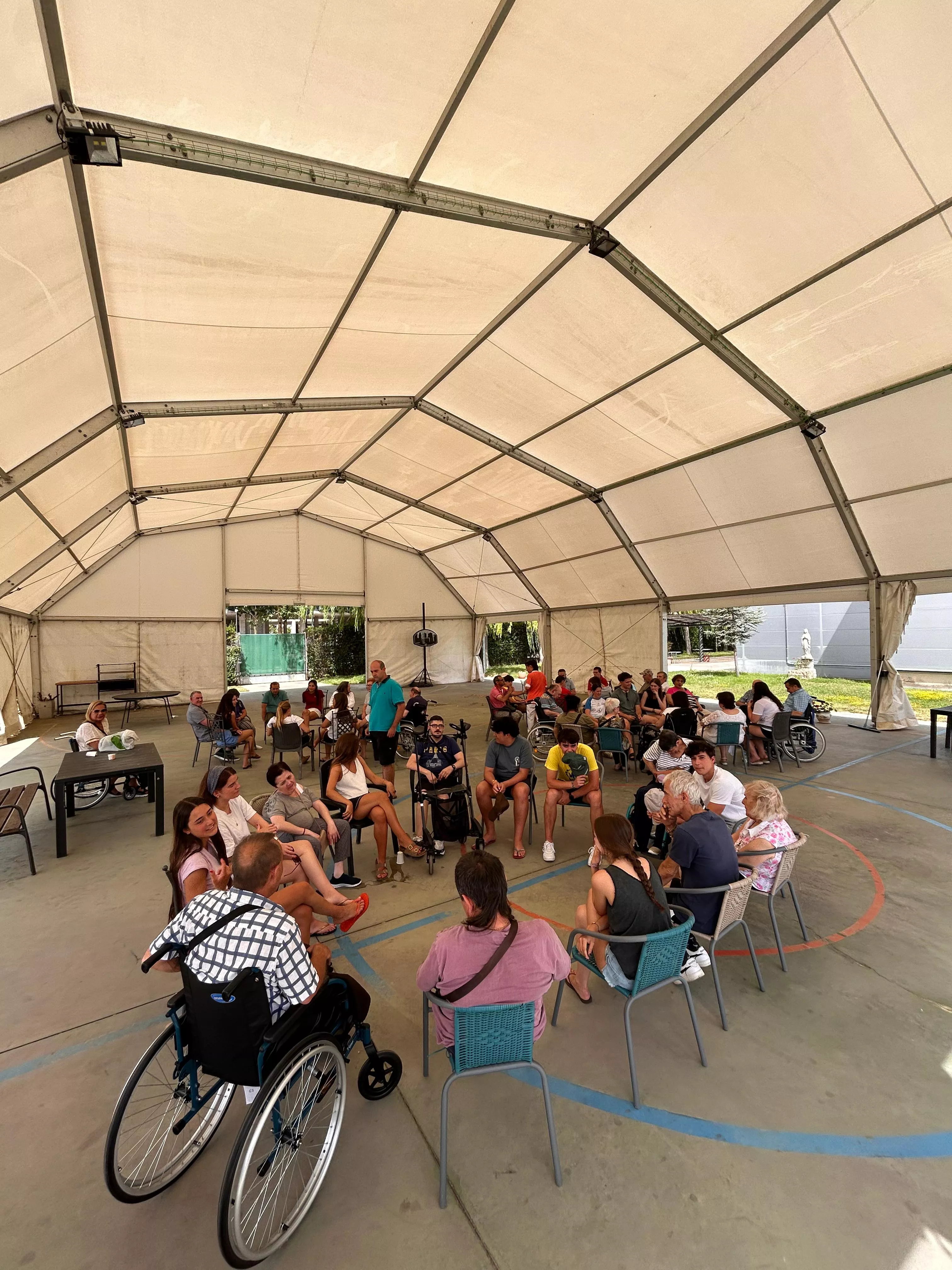 Jóvenes vascos de San Sebastián de veraneo con los residentes de la Cruz Blanca