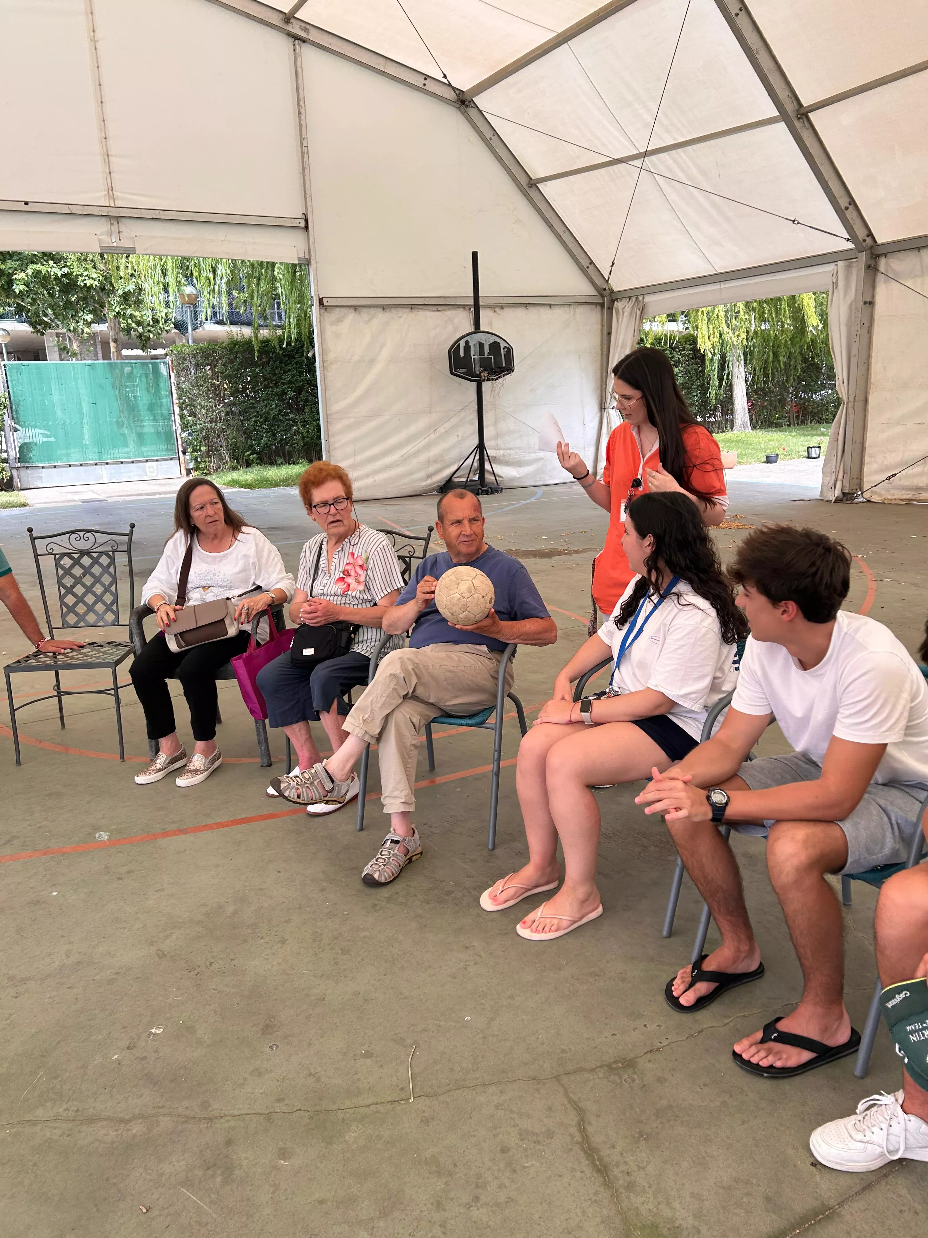 Jóvenes vascos de San Sebastián de veraneo con los residentes de la Cruz Blanca