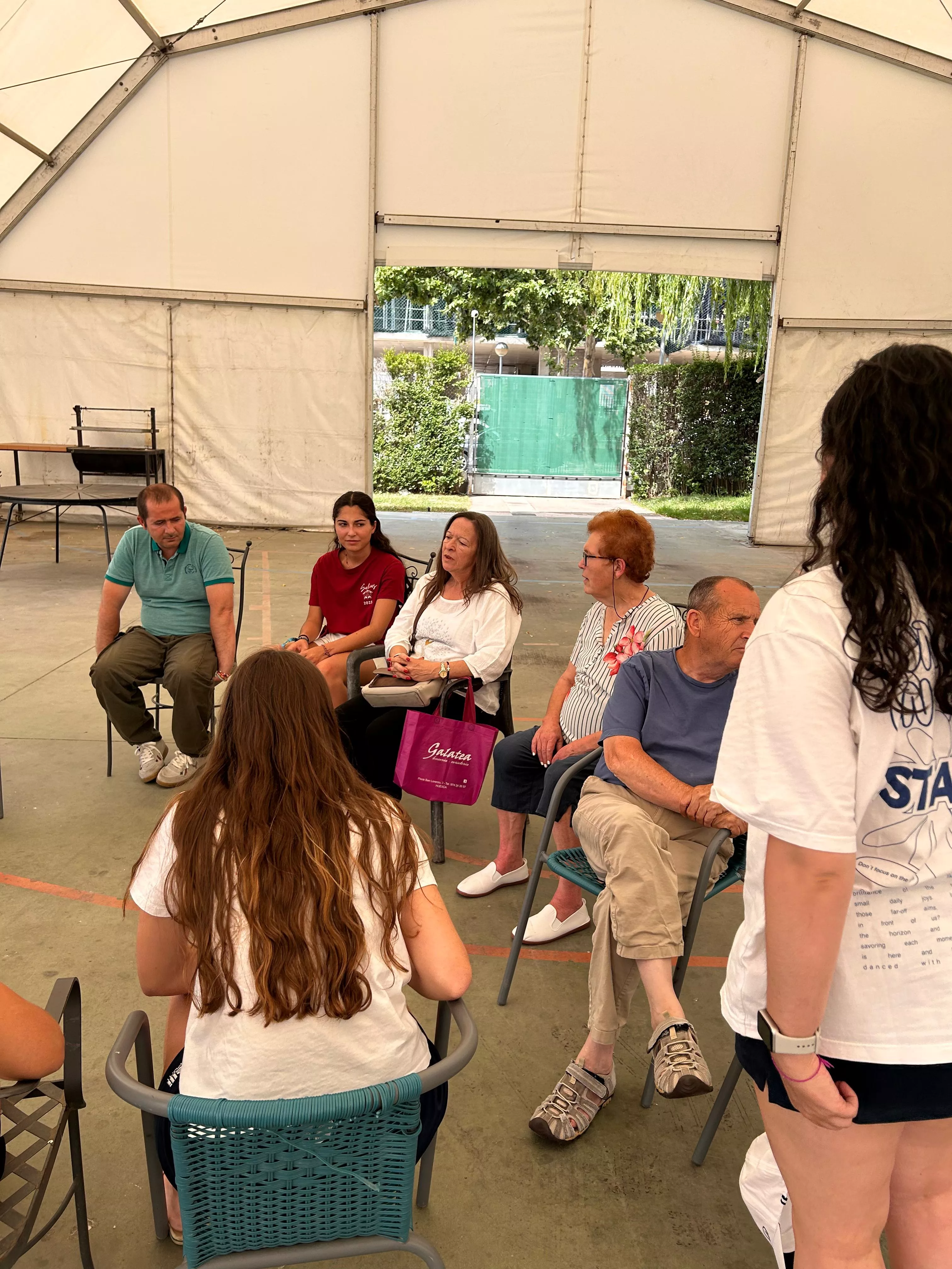Jóvenes vascos de San Sebastián de veraneo con los residentes de la Cruz Blanca