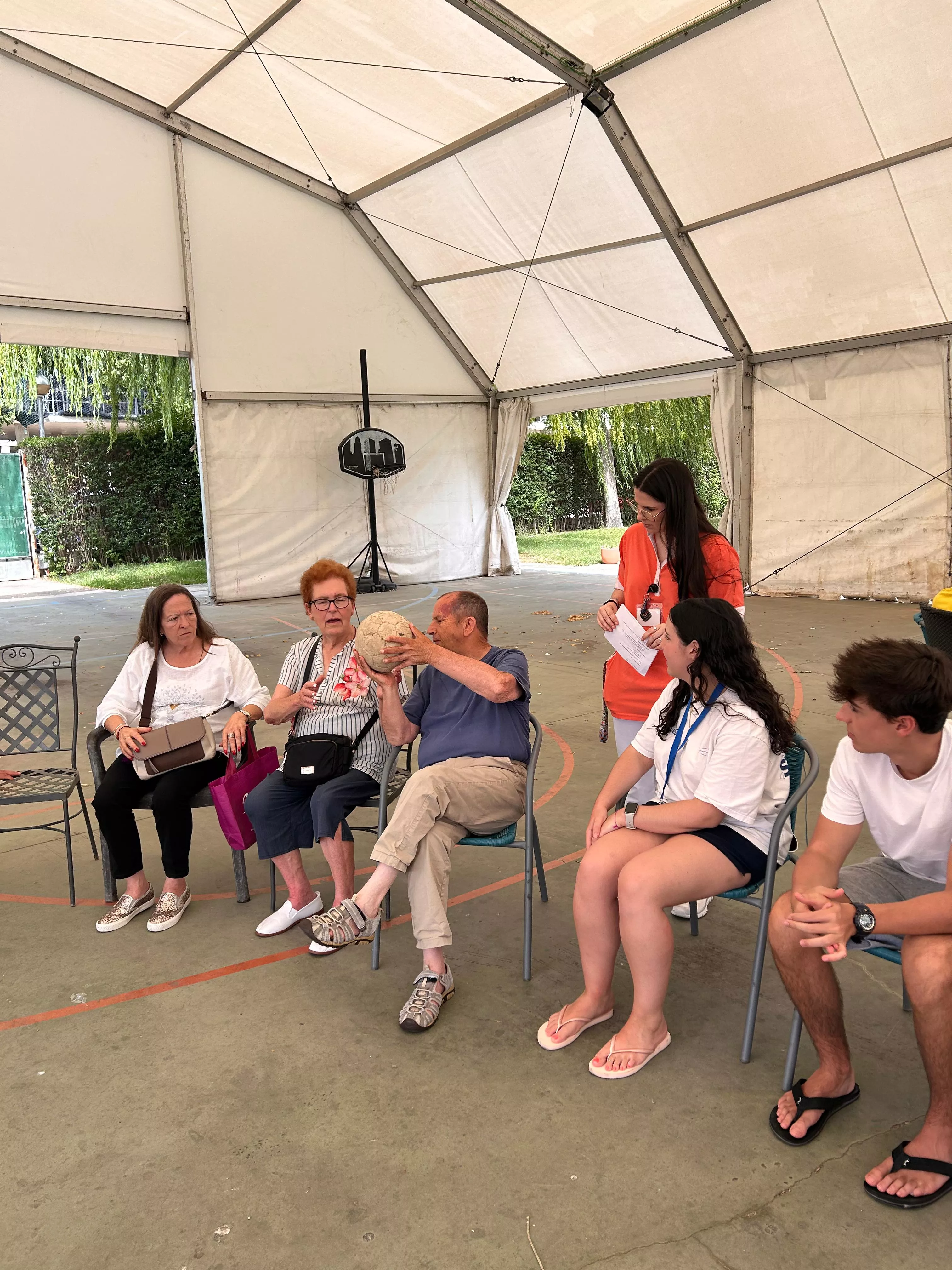 Jóvenes vascos de San Sebastián de veraneo con los residentes de la Cruz Blanca