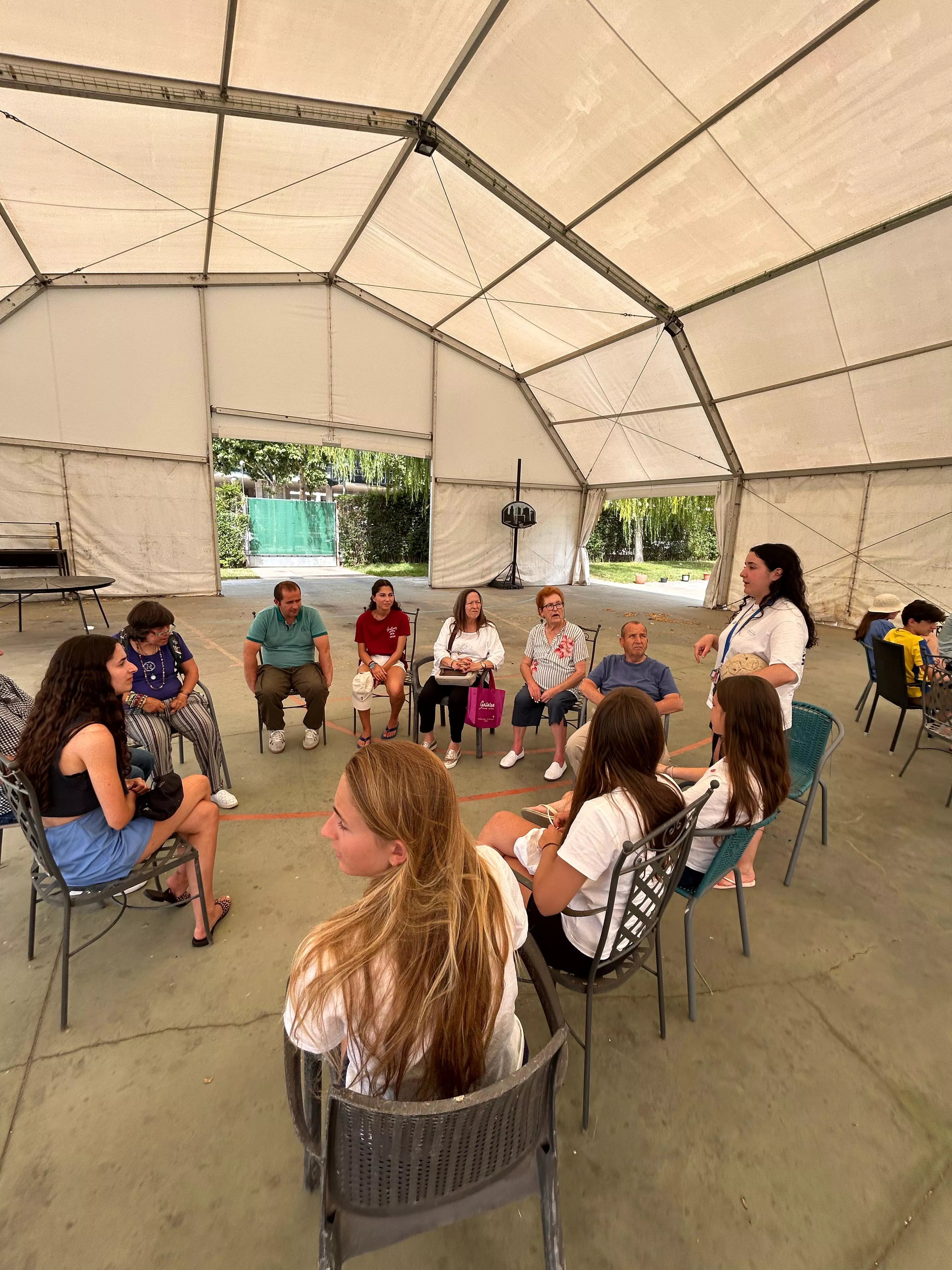 Jóvenes vascos de San Sebastián de veraneo con los residentes de la Cruz Blanca