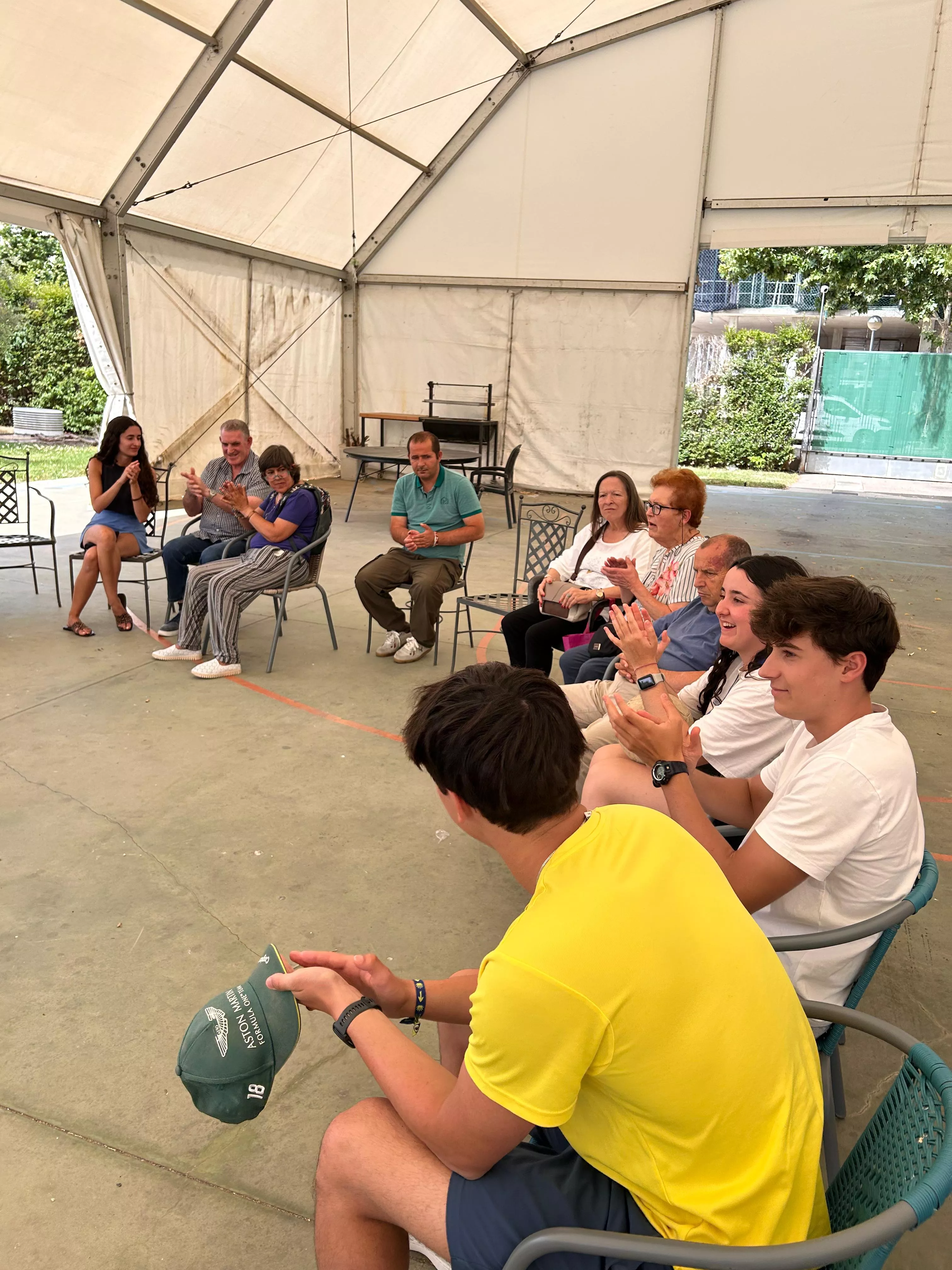Jóvenes vascos de San Sebastián de veraneo con los residentes de la Cruz Blanca