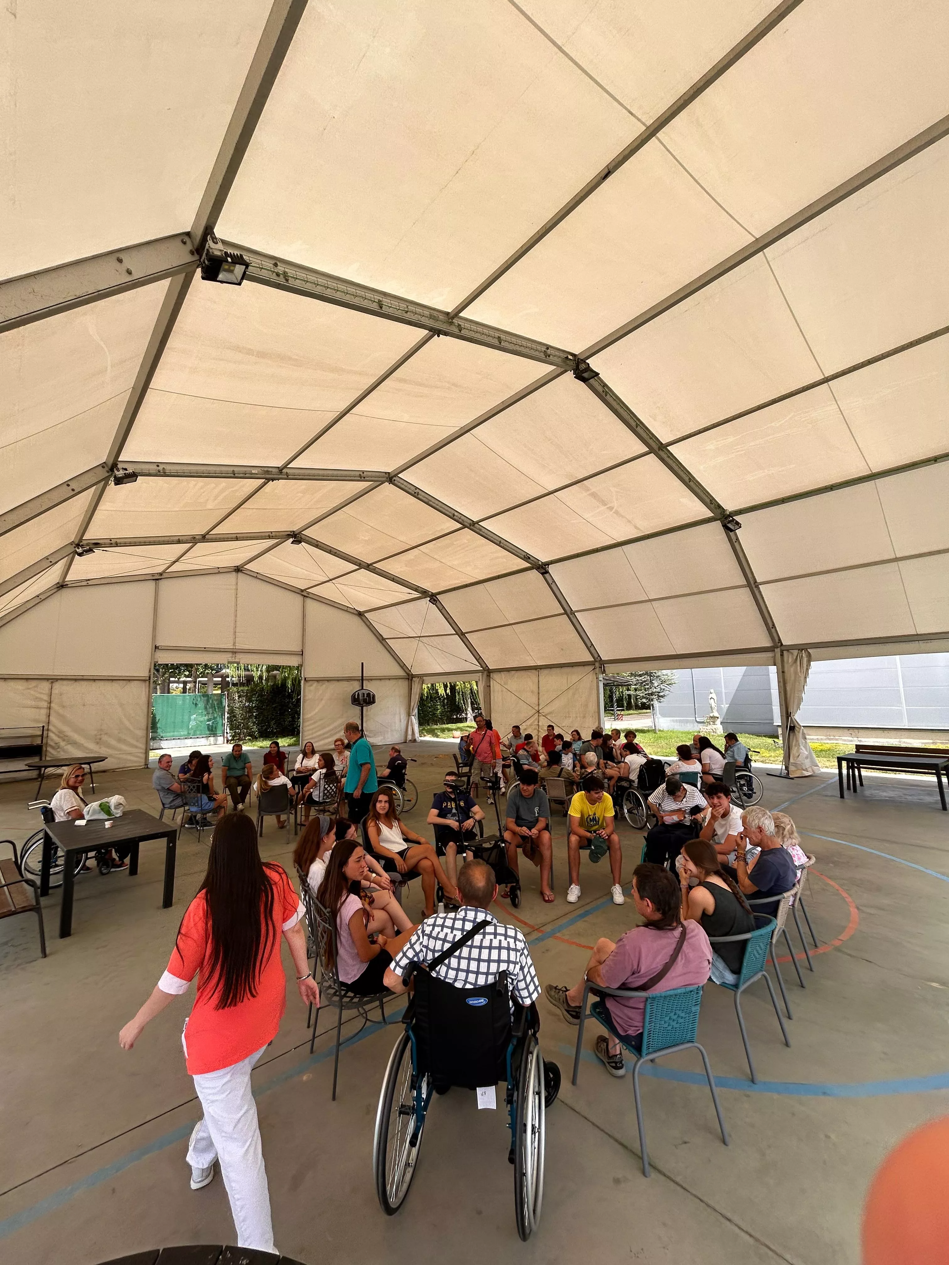 Jóvenes vascos de San Sebastián de veraneo con los residentes de la Cruz Blanca