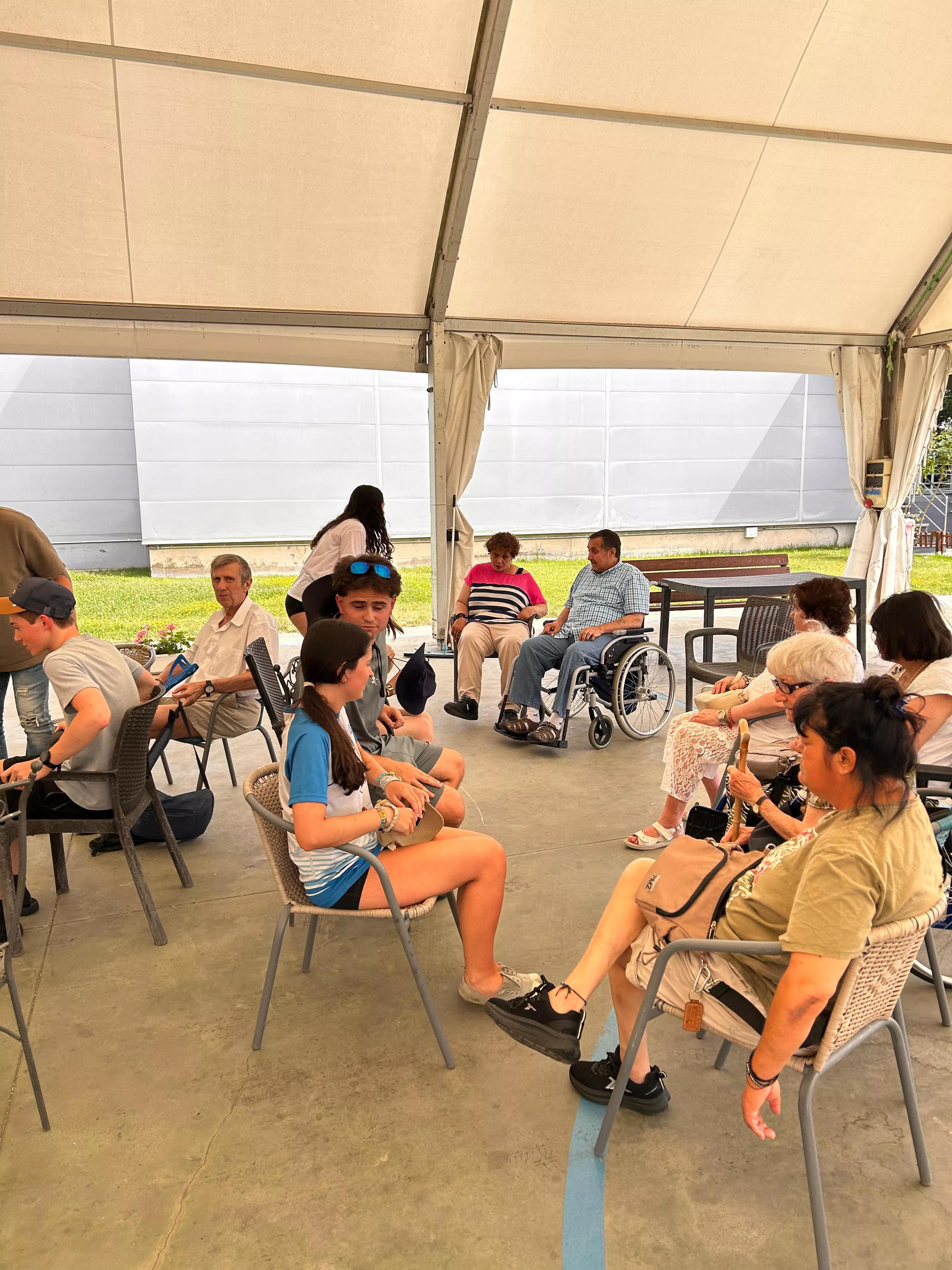 Jóvenes vascos de San Sebastián de veraneo con los residentes de la Cruz Blanca
