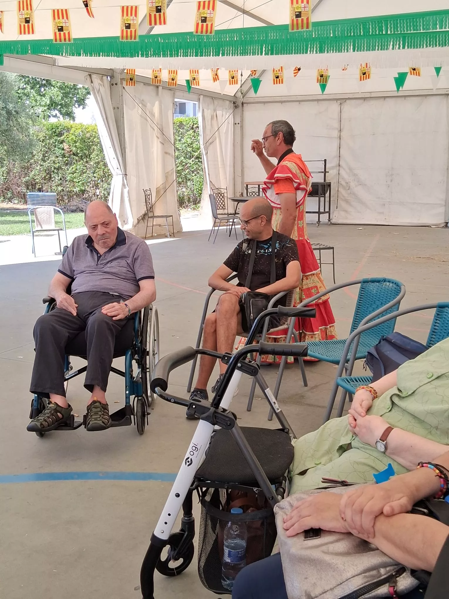 Jóvenes de Vitoria de veraneo con los residentes de la Cruz Blanca.