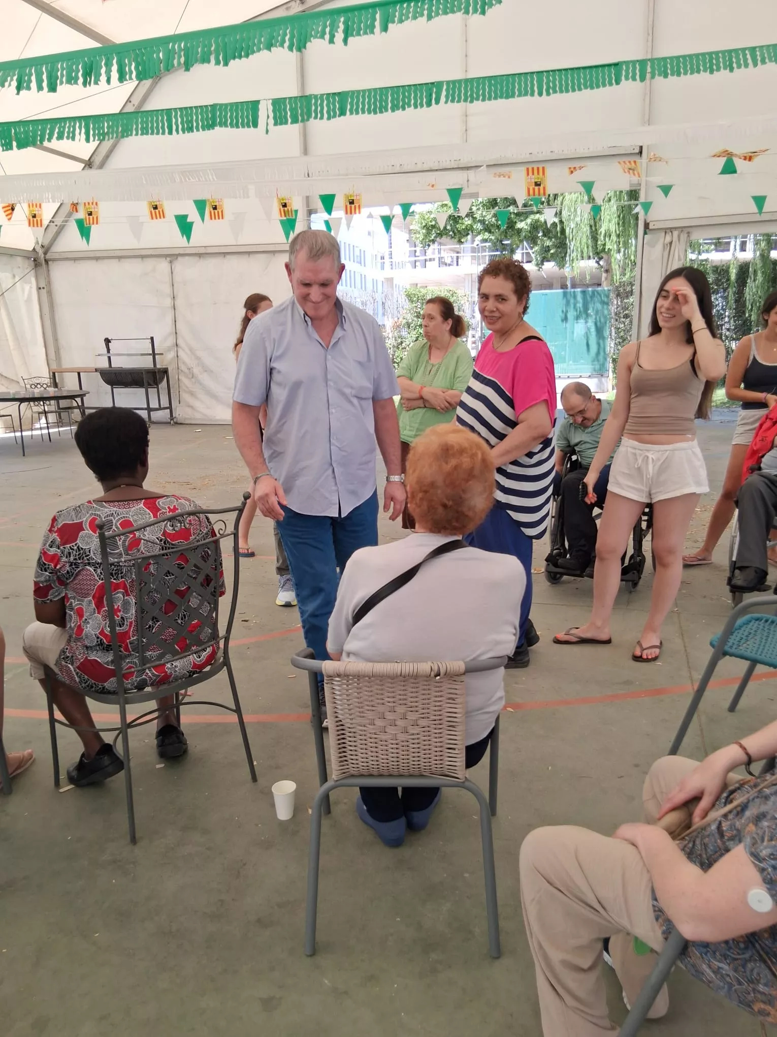 Jóvenes de Vitoria de veraneo con los residentes de la Cruz Blanca.