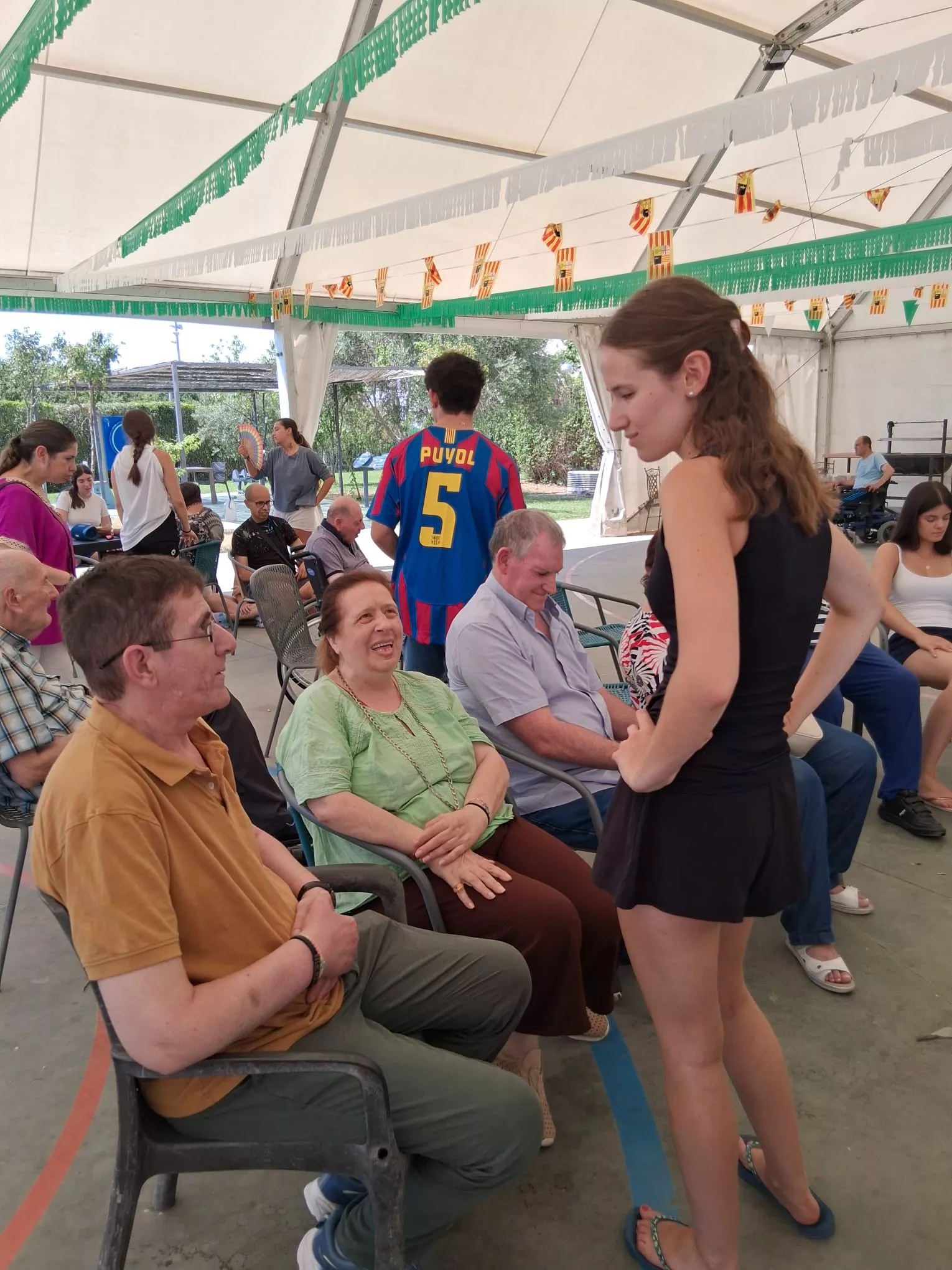 Jóvenes de Vitoria de veraneo con los residentes de la Cruz Blanca.