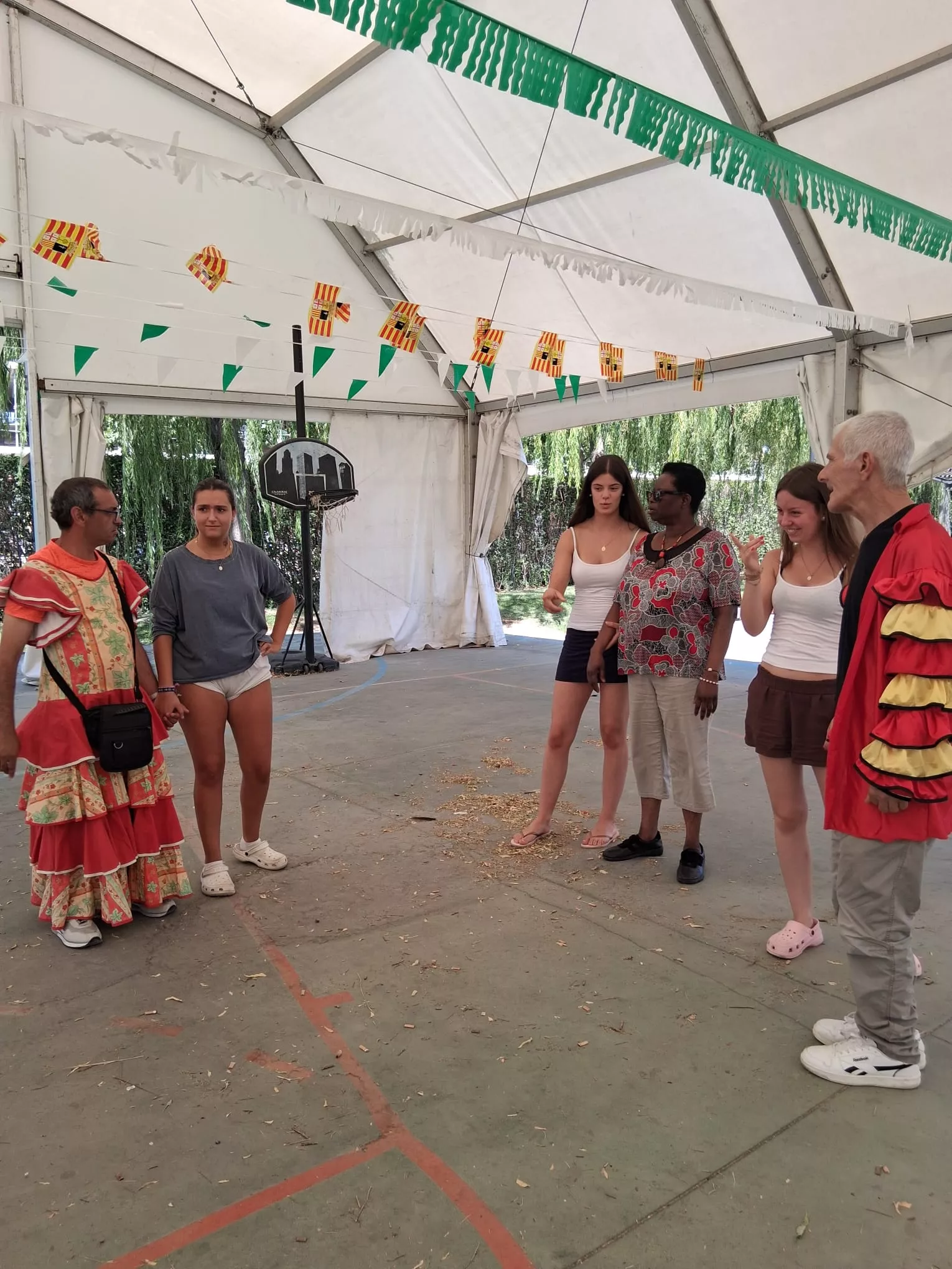 Jóvenes de Vitoria de veraneo con los residentes de la Cruz Blanca.