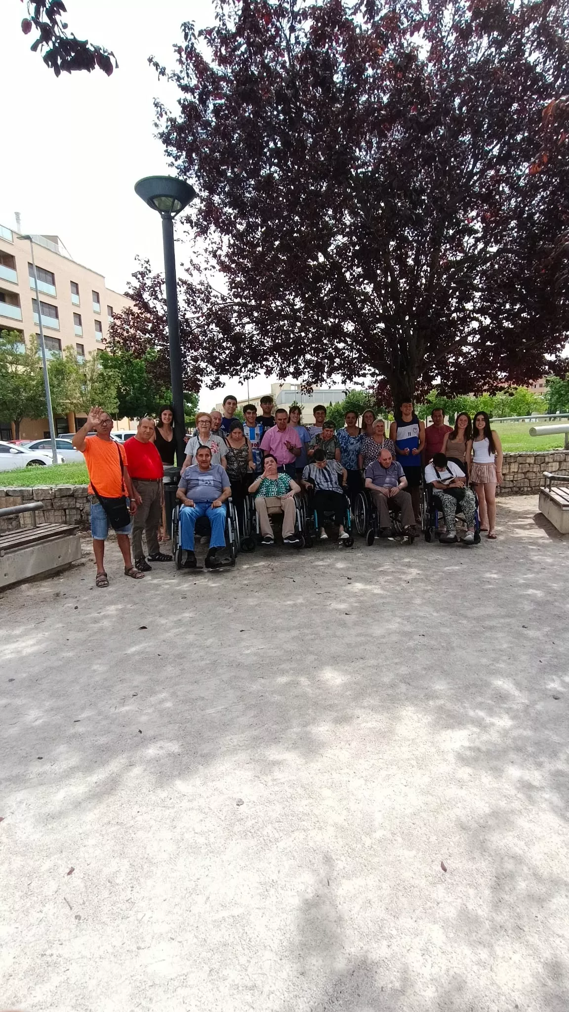 Jóvenes de Vitoria de veraneo con los residentes de la Cruz Blanca.