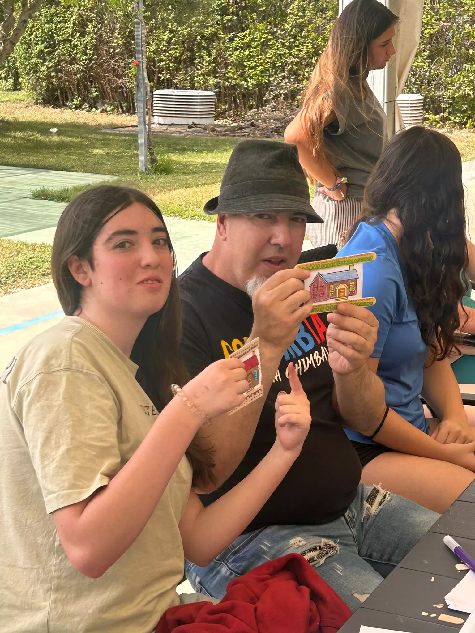 Jóvenes de Vitoria de veraneo con los residentes de la Cruz Blanca.
