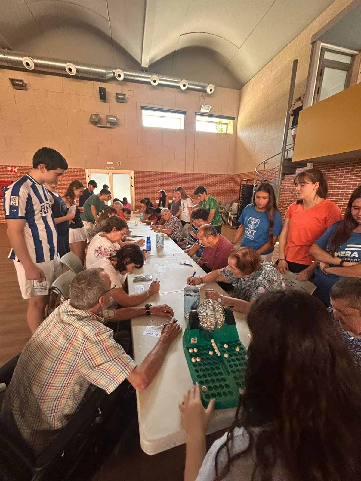 Jóvenes de Vitoria de veraneo con los residentes de la Cruz Blanca.
